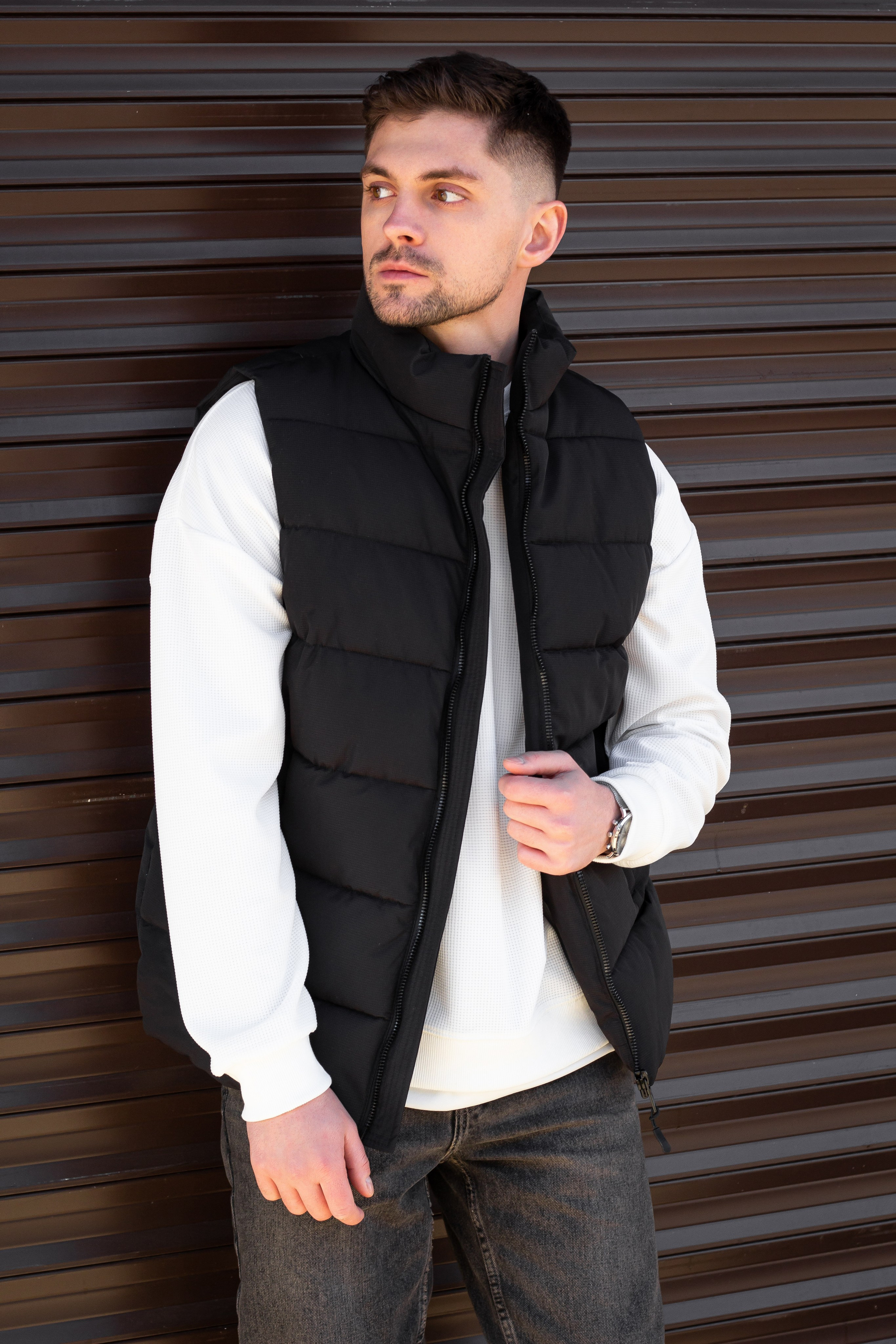 Жилетка — Денис. Фото для маркетплейсов в самых сочных локациях города Сочи