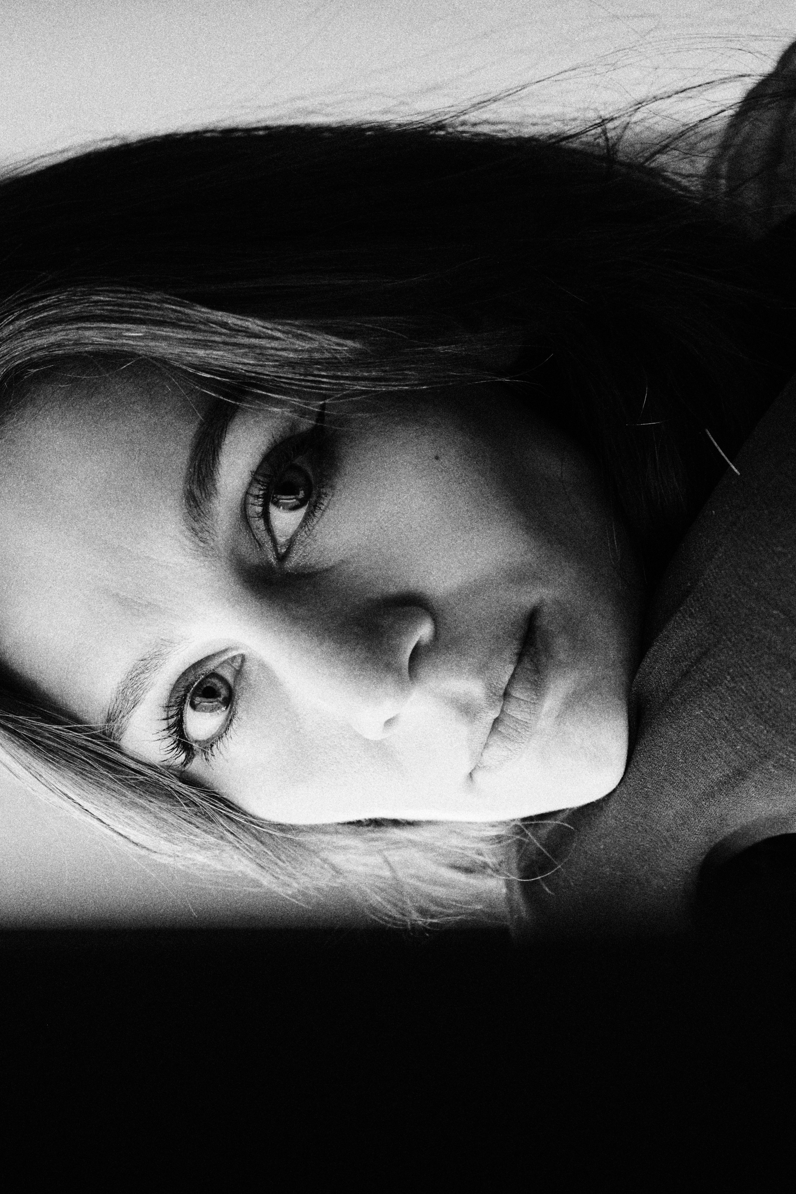 Портретная фотосессия в Уфе. Чистый свет, простой образ, сильный кадр. Никакой перегруженности только вы и атмосфера. Образная съёмка в минималистичном стиле, нейтральные фоны, мягкий естественный свет, внимание к деталям. Женский портрет, который говорит сам за себя. Индивидуальная фотосессия в Уфе студия или локация под ваш образ.