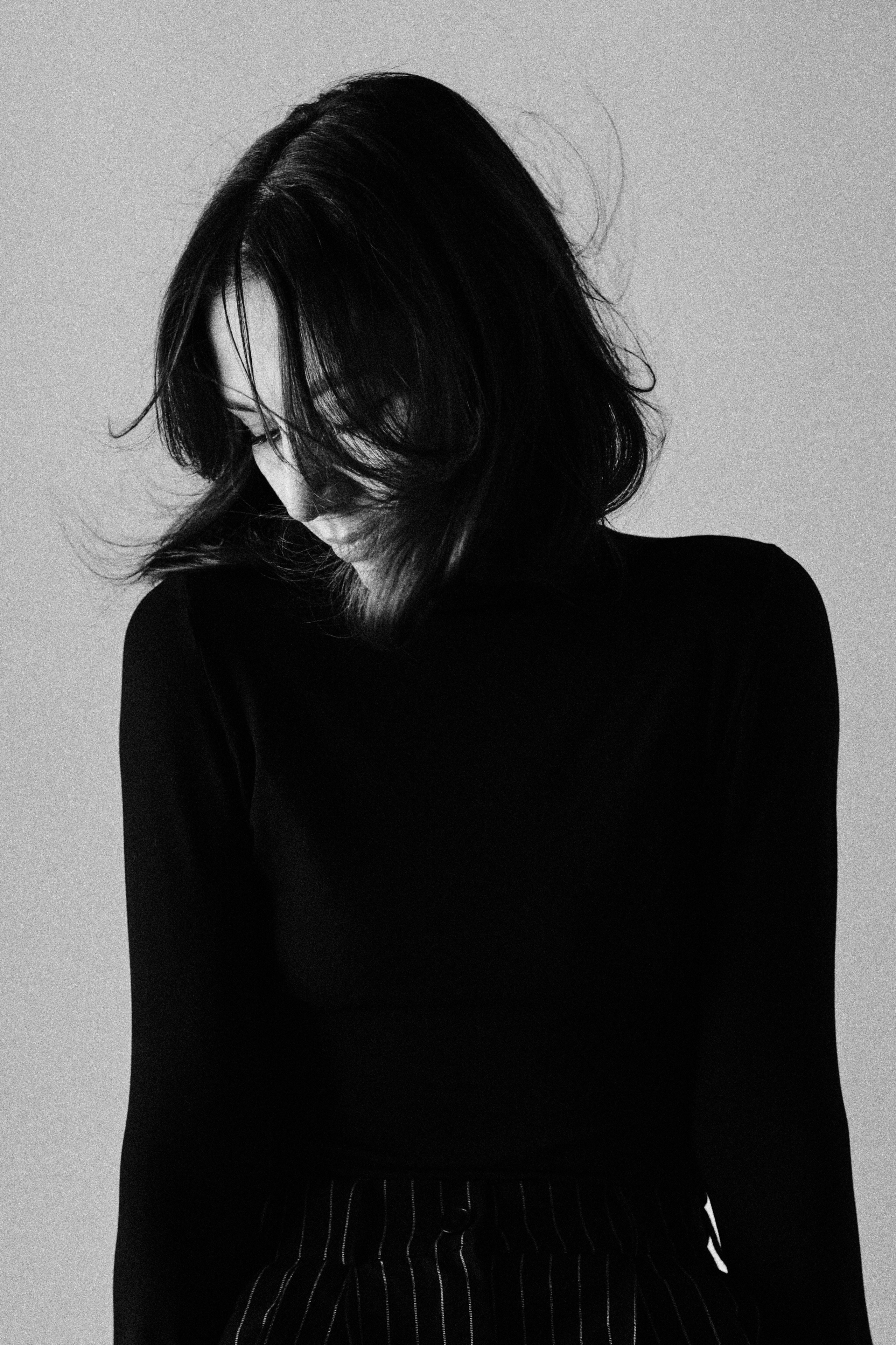 Портретная фотосессия в Уфе. Чистый свет, простой образ, сильный кадр. Никакой перегруженности только вы и атмосфера. Образная съёмка в минималистичном стиле, нейтральные фоны, мягкий естественный свет, внимание к деталям. Женский портрет, который говорит сам за себя. Индивидуальная фотосессия в Уфе студия или локация под ваш образ.