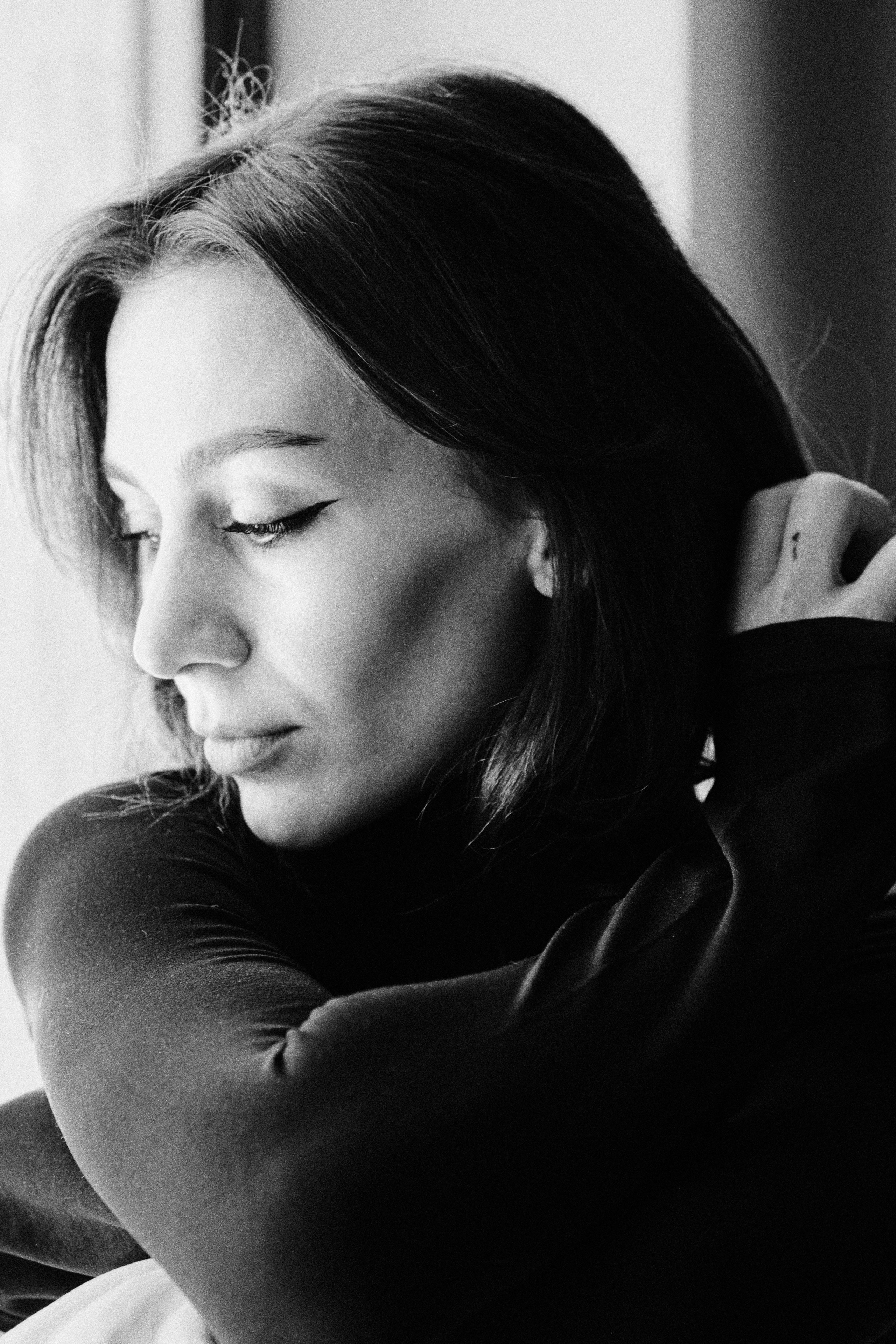 Портретная фотосессия в Уфе. Чистый свет, простой образ, сильный кадр. Никакой перегруженности только вы и атмосфера. Образная съёмка в минималистичном стиле, нейтральные фоны, мягкий естественный свет, внимание к деталям. Женский портрет, который говорит сам за себя. Индивидуальная фотосессия в Уфе студия или локация под ваш образ.