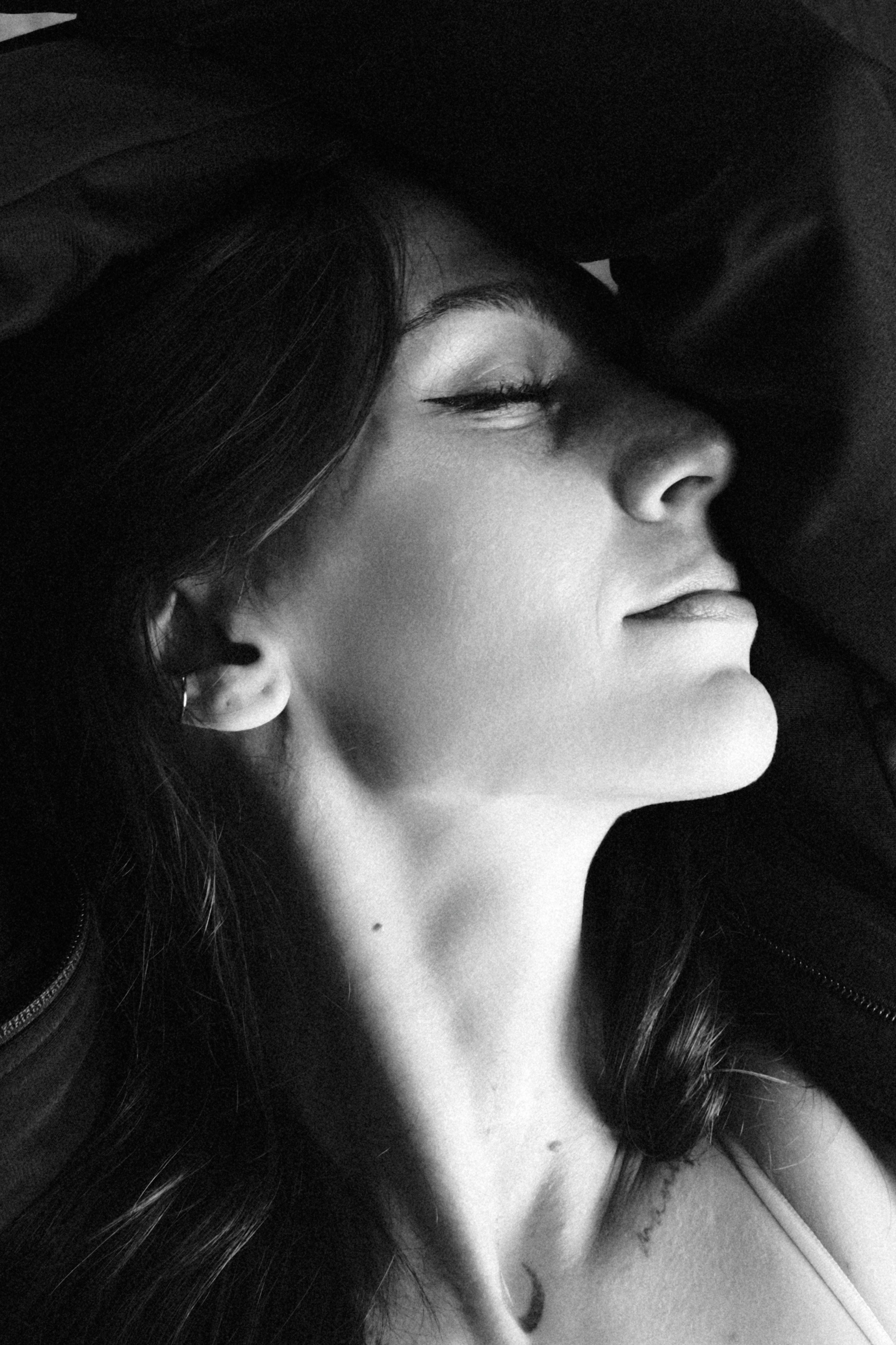 Портретная фотосессия в Уфе. Чистый свет, простой образ, сильный кадр. Никакой перегруженности только вы и атмосфера. Образная съёмка в минималистичном стиле, нейтральные фоны, мягкий естественный свет, внимание к деталям. Женский портрет, который говорит сам за себя. Индивидуальная фотосессия в Уфе студия или локация под ваш образ.