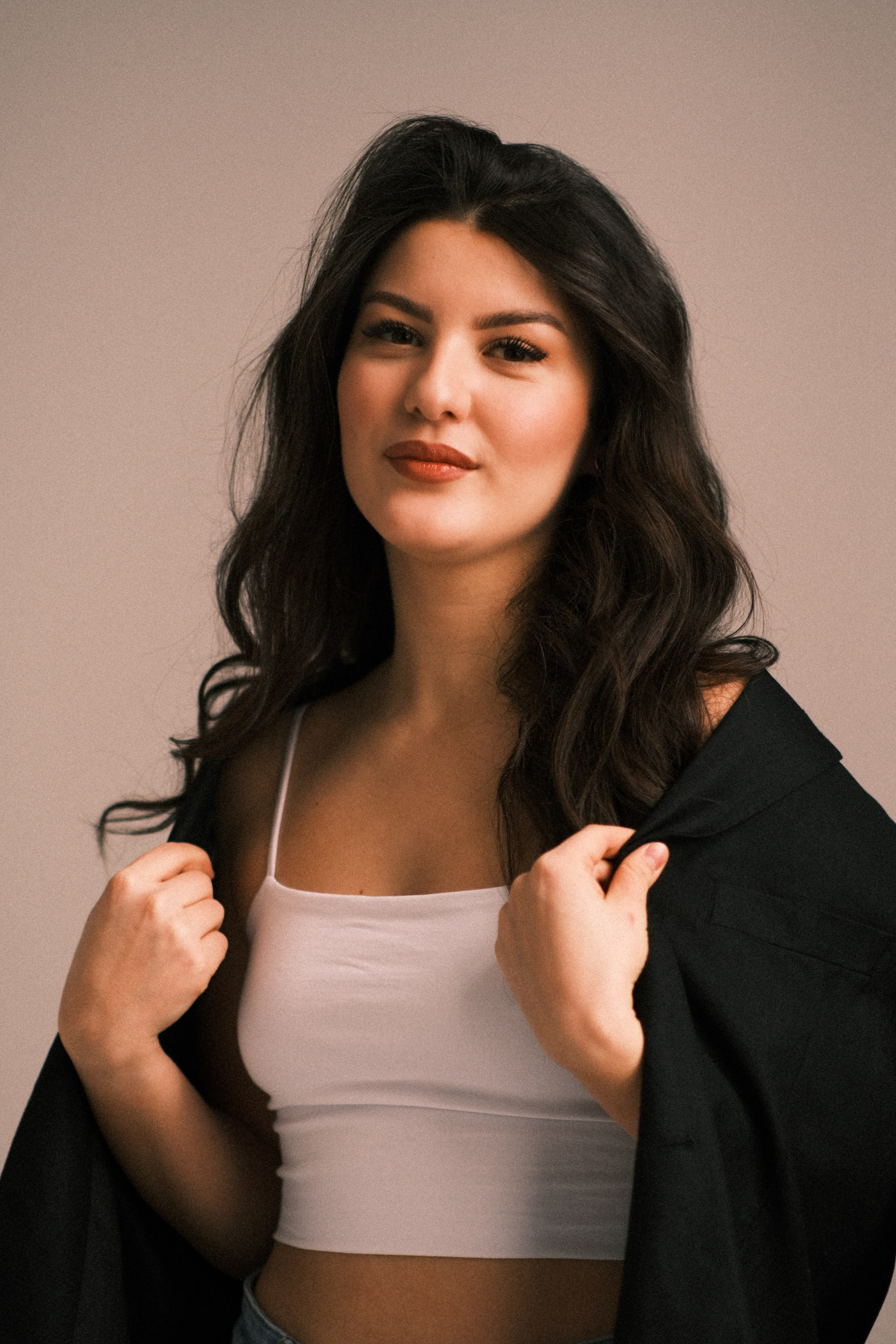 Портретная фотосессия в Уфе. Чистый свет, простой образ, сильный кадр. Никакой перегруженности только вы и атмосфера. Образная съёмка в минималистичном стиле, нейтральные фоны, мягкий естественный свет, внимание к деталям. Женский портрет, который говорит сам за себя. Индивидуальная фотосессия в Уфе студия или локация под ваш образ.