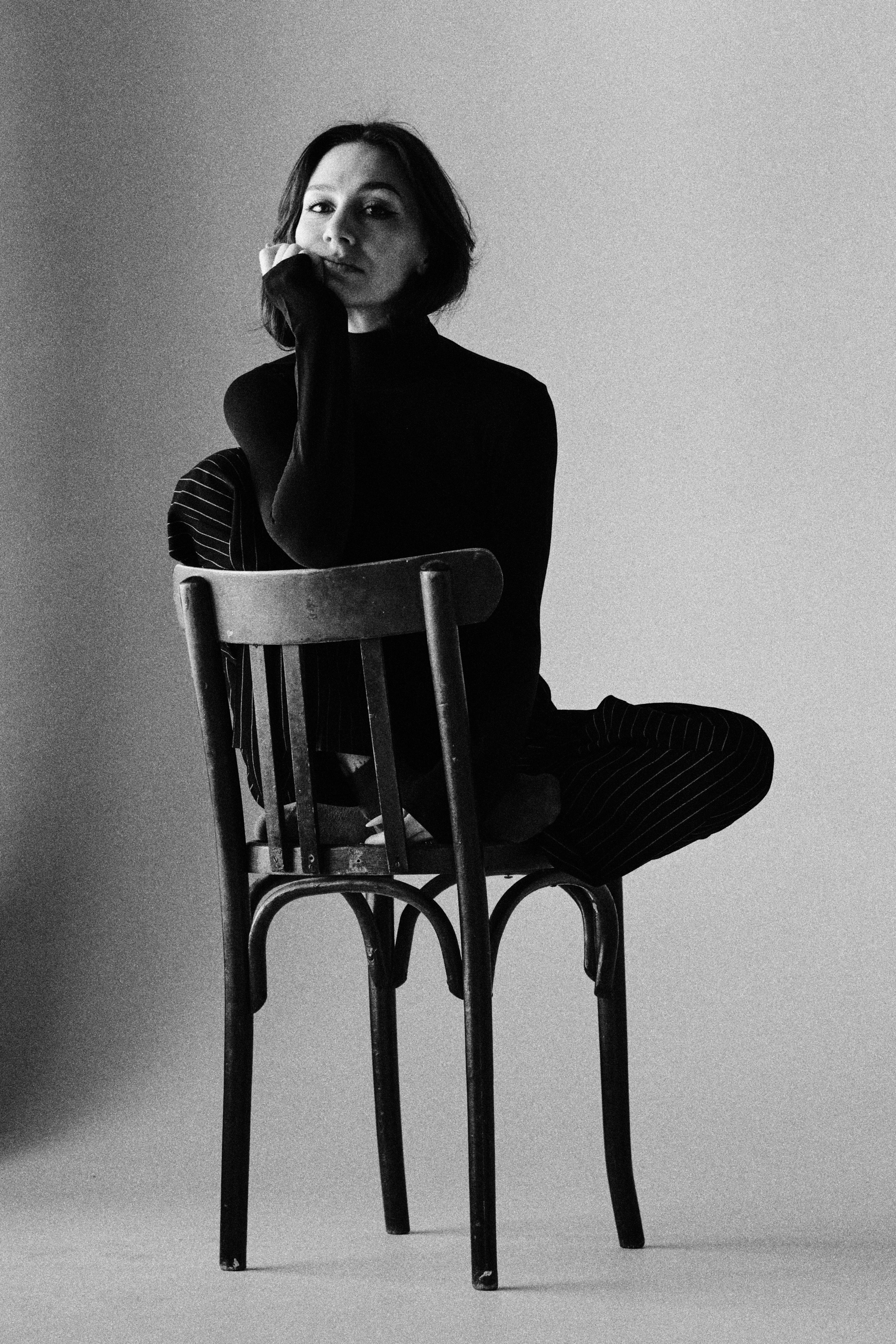 Портретная фотосессия в Уфе. Чистый свет, простой образ, сильный кадр. Никакой перегруженности только вы и атмосфера. Образная съёмка в минималистичном стиле, нейтральные фоны, мягкий естественный свет, внимание к деталям. Женский портрет, который говорит сам за себя. Индивидуальная фотосессия в Уфе студия или локация под ваш образ.