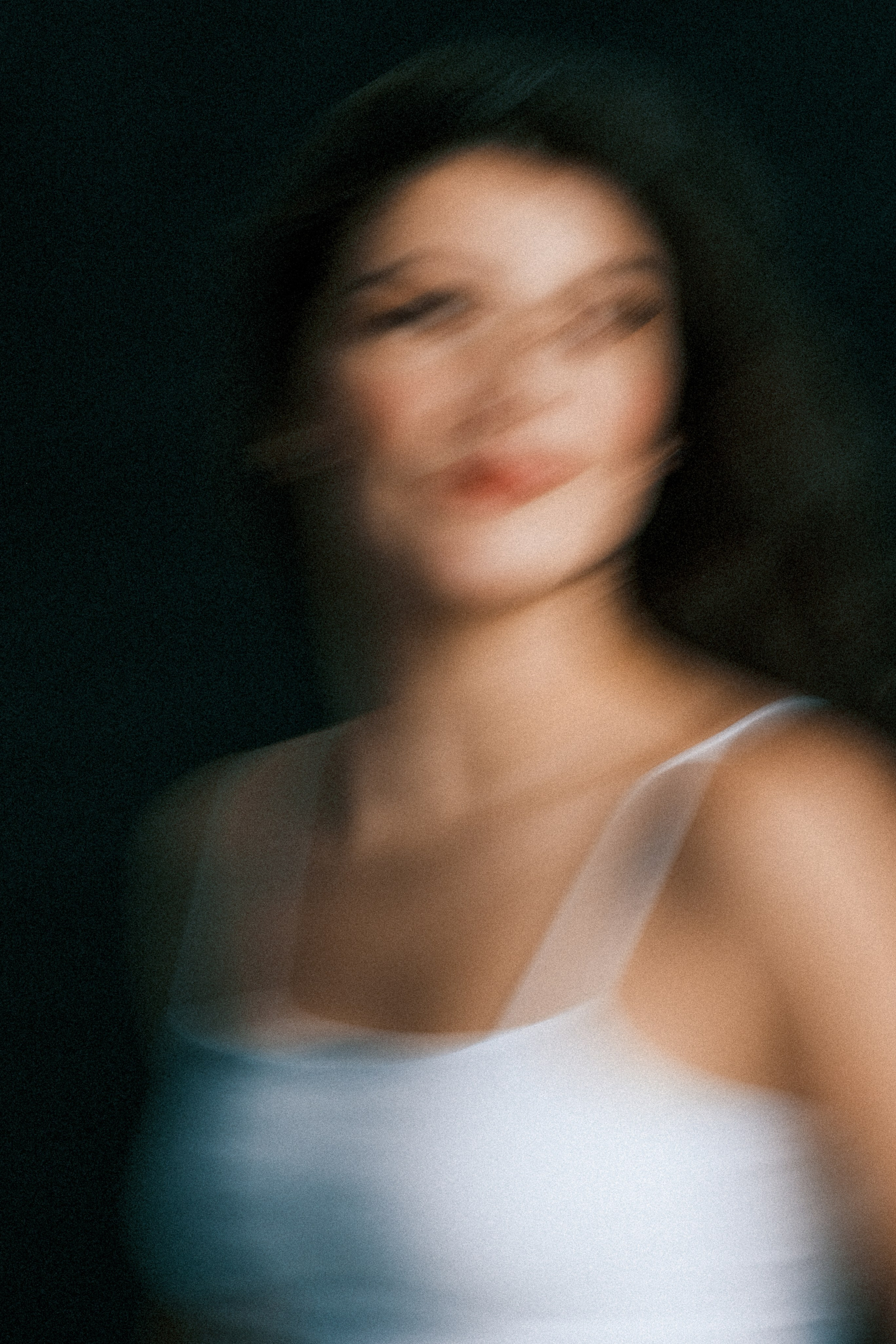 Портретная фотосессия в Уфе. Чистый свет, простой образ, сильный кадр. Никакой перегруженности только вы и атмосфера. Образная съёмка в минималистичном стиле, нейтральные фоны, мягкий естественный свет, внимание к деталям. Женский портрет, который говорит сам за себя. Индивидуальная фотосессия в Уфе студия или локация под ваш образ.