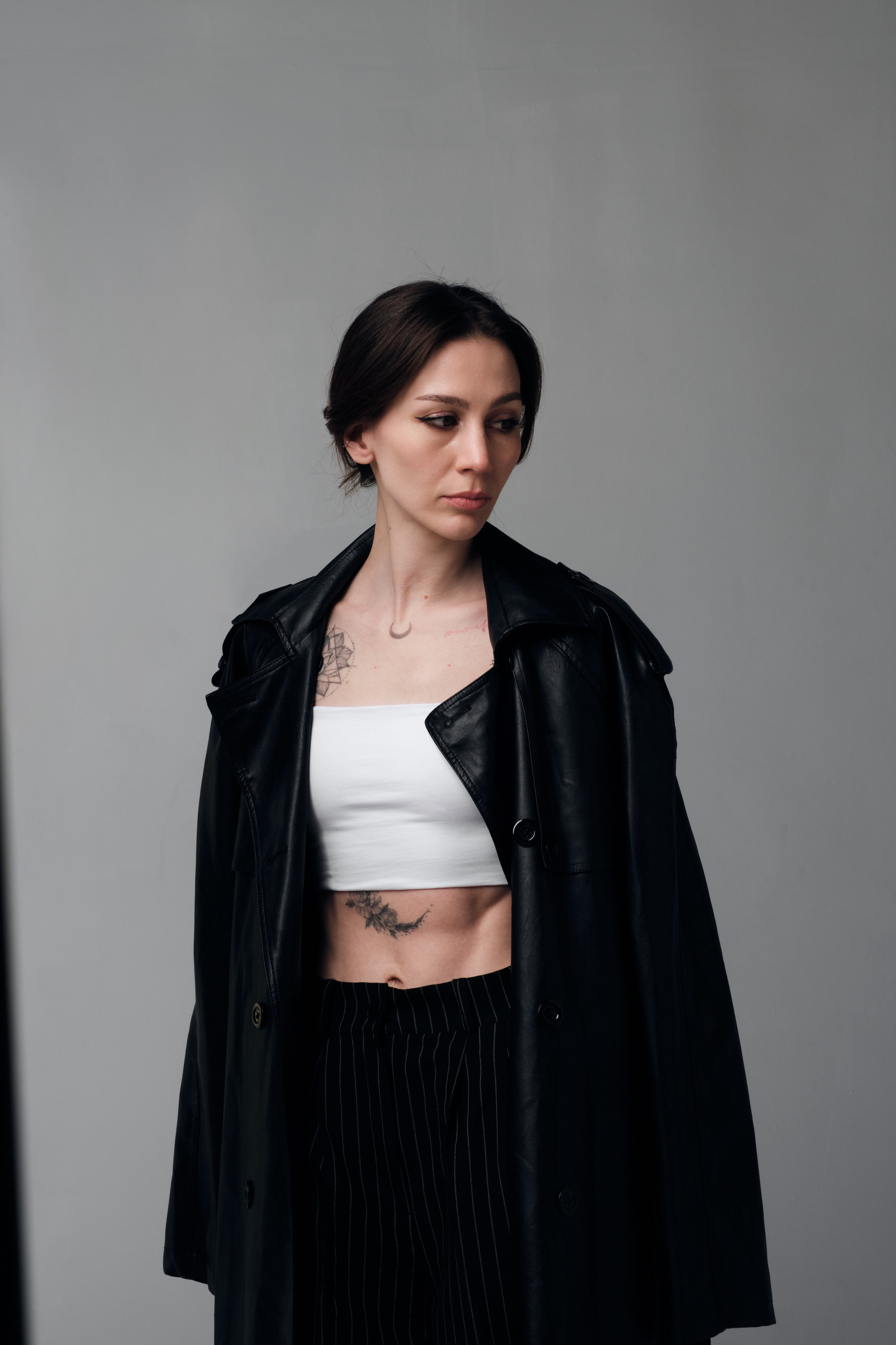 Портретная фотосессия в Уфе. Чистый свет, простой образ, сильный кадр. Никакой перегруженности только вы и атмосфера. Образная съёмка в минималистичном стиле, нейтральные фоны, мягкий естественный свет, внимание к деталям. Женский портрет, который говорит сам за себя. Индивидуальная фотосессия в Уфе студия или локация под ваш образ.