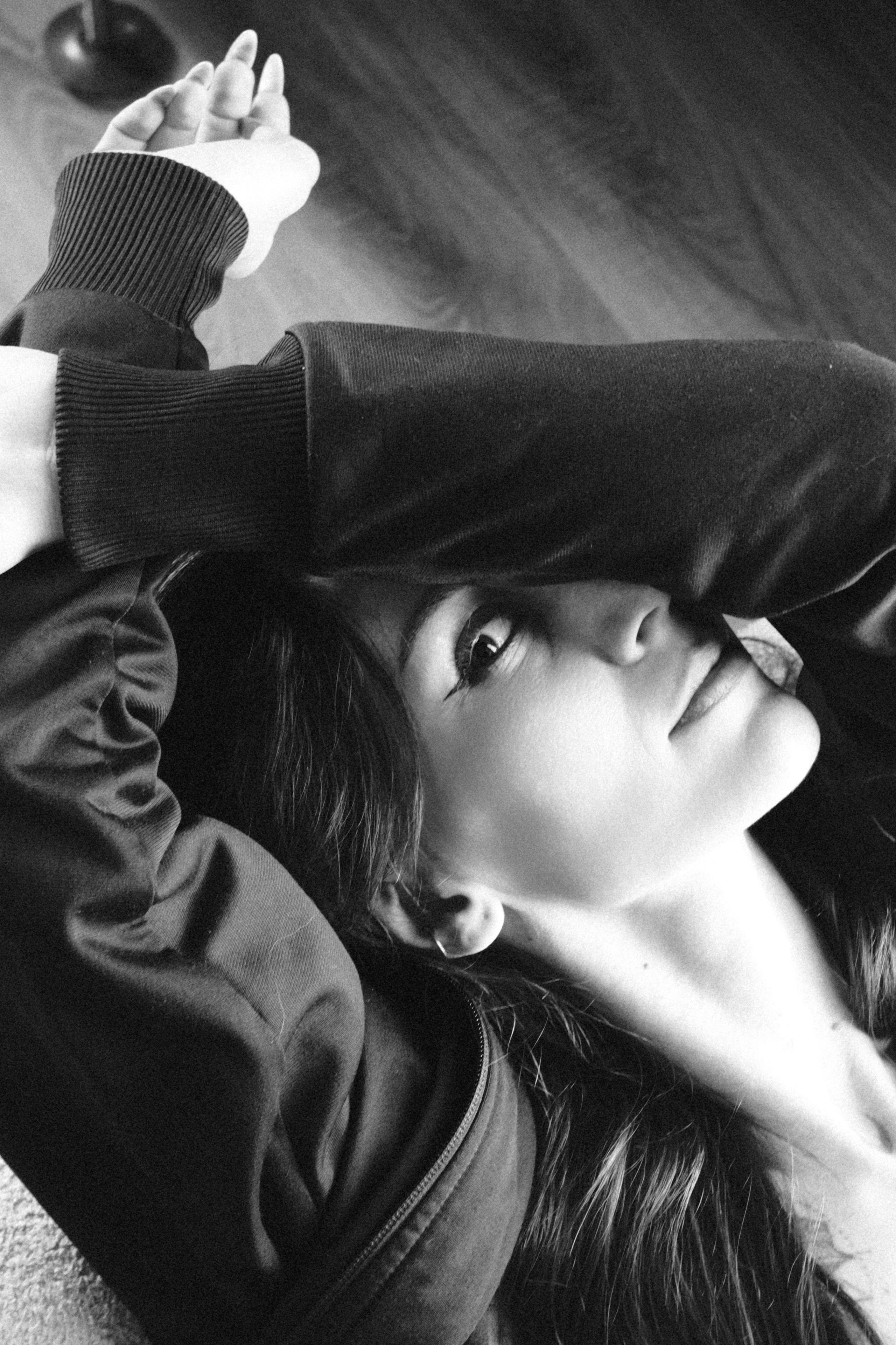 Портретная фотосессия в Уфе. Чистый свет, простой образ, сильный кадр. Никакой перегруженности только вы и атмосфера. Образная съёмка в минималистичном стиле, нейтральные фоны, мягкий естественный свет, внимание к деталям. Женский портрет, который говорит сам за себя. Индивидуальная фотосессия в Уфе студия или локация под ваш образ.