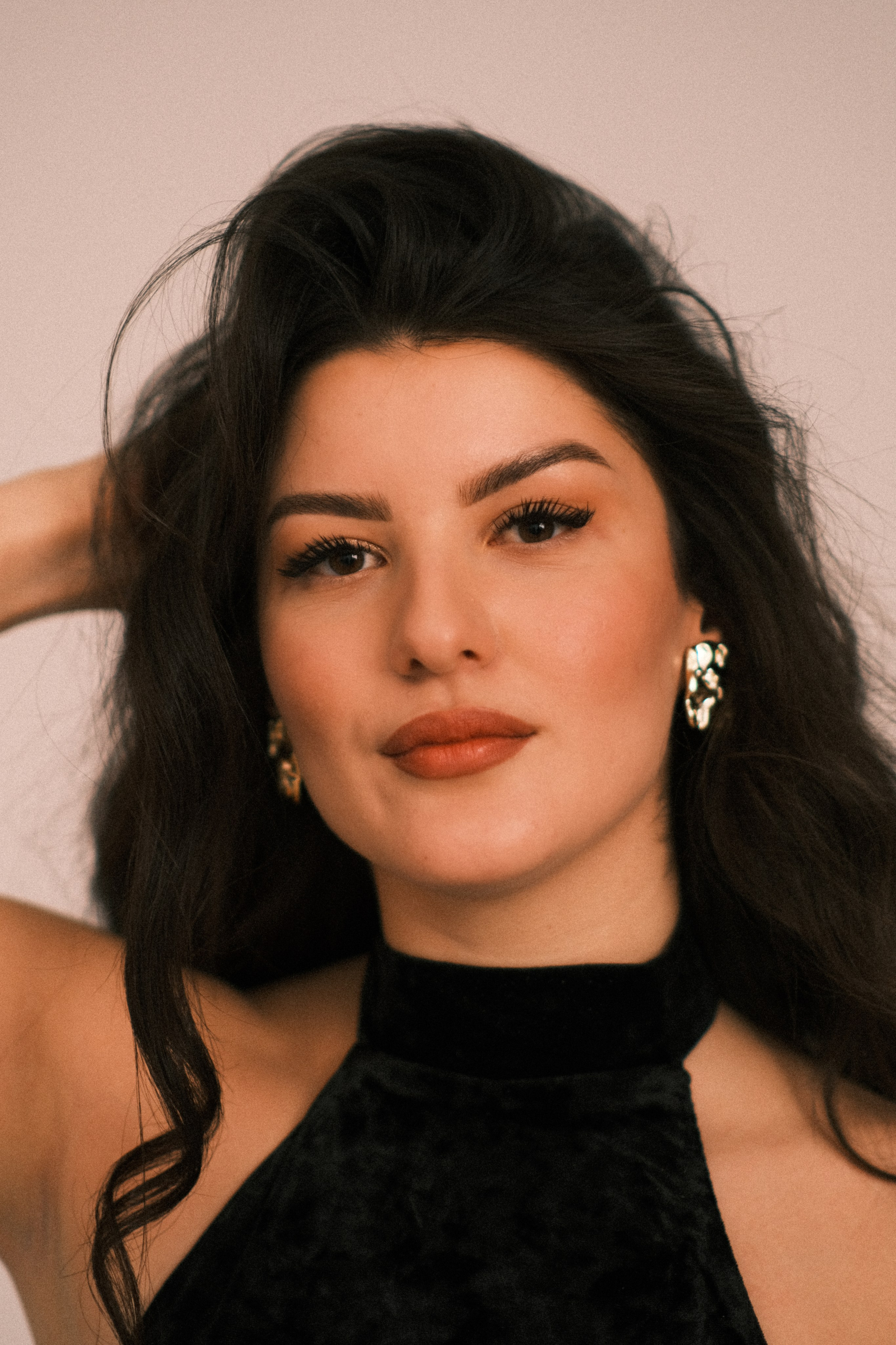 Портретная фотосессия в Уфе. Чистый свет, простой образ, сильный кадр. Никакой перегруженности только вы и атмосфера. Образная съёмка в минималистичном стиле, нейтральные фоны, мягкий естественный свет, внимание к деталям. Женский портрет, который говорит сам за себя. Индивидуальная фотосессия в Уфе студия или локация под ваш образ.