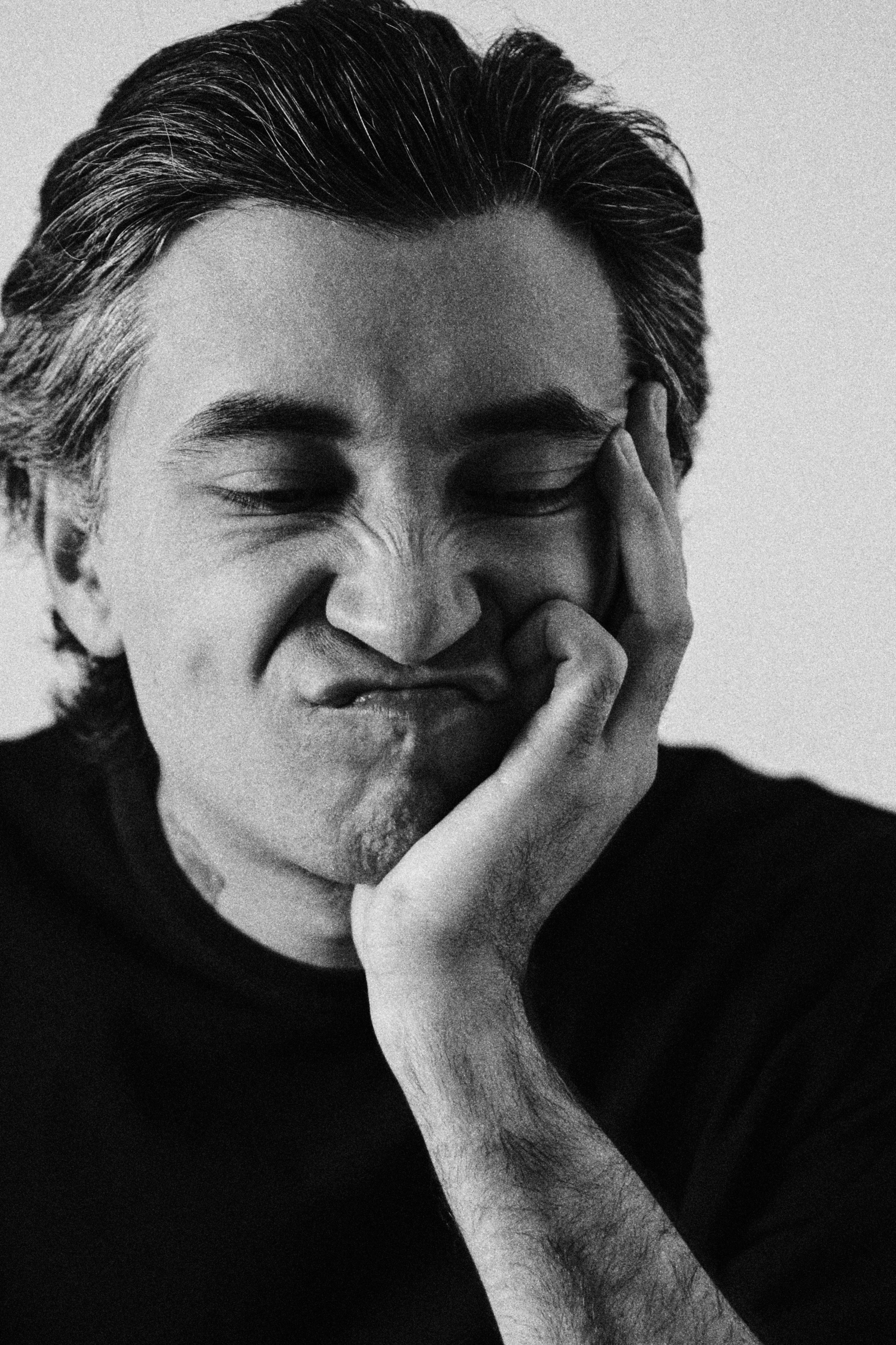 Портретная фотосессия в Уфе. Чистый свет, простой образ, сильный кадр. Никакой перегруженности только вы и атмосфера. Образная съёмка в минималистичном стиле, нейтральные фоны, мягкий естественный свет, внимание к деталям. Мужской портрет, который говорит сам за себя. Индивидуальная фотосессия в Уфе студия или локация под ваш образ.