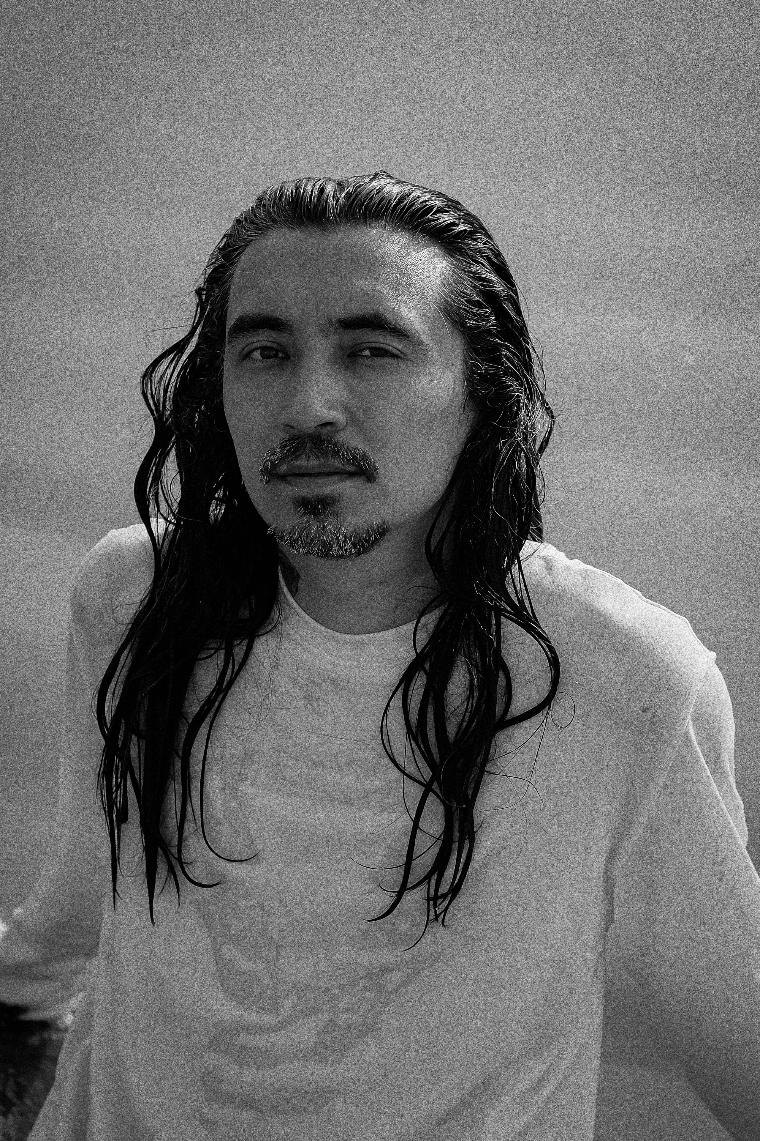 Портретная фотосессия в Уфе. Чистый свет, простой образ, сильный кадр. Никакой перегруженности только вы и атмосфера. Образная съёмка в минималистичном стиле, нейтральные фоны, мягкий естественный свет, внимание к деталям. Мужской портрет, который говорит сам за себя. Индивидуальная фотосессия в Уфе студия или локация под ваш образ.