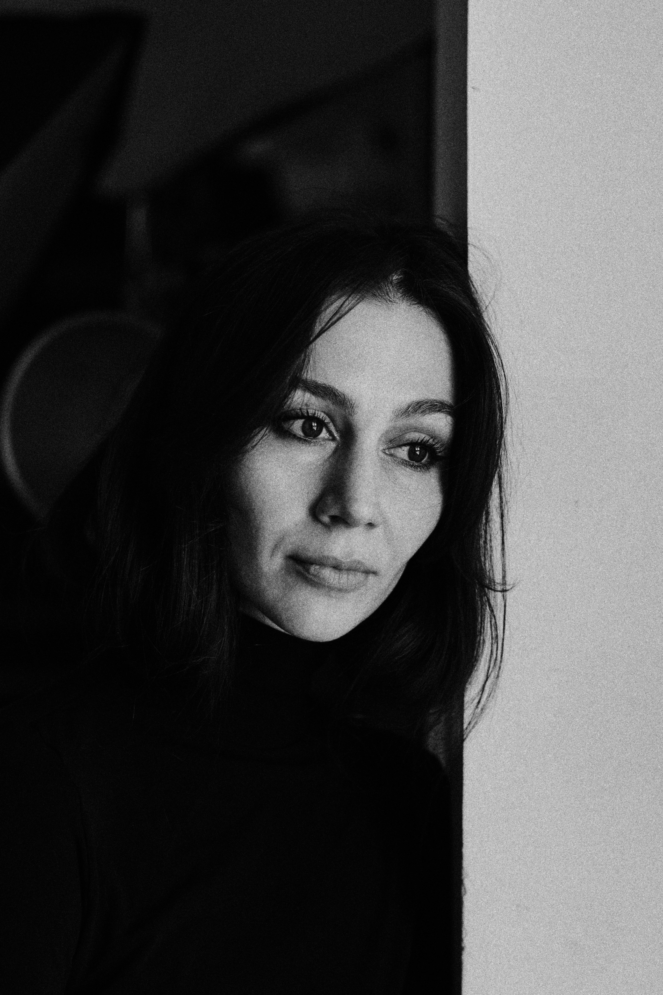 Портретная фотосессия в Уфе. Чистый свет, простой образ, сильный кадр. Никакой перегруженности только вы и атмосфера. Образная съёмка в минималистичном стиле, нейтральные фоны, мягкий естественный свет, внимание к деталям. Женский портрет, который говорит сам за себя. Индивидуальная фотосессия в Уфе студия или локация под ваш образ.