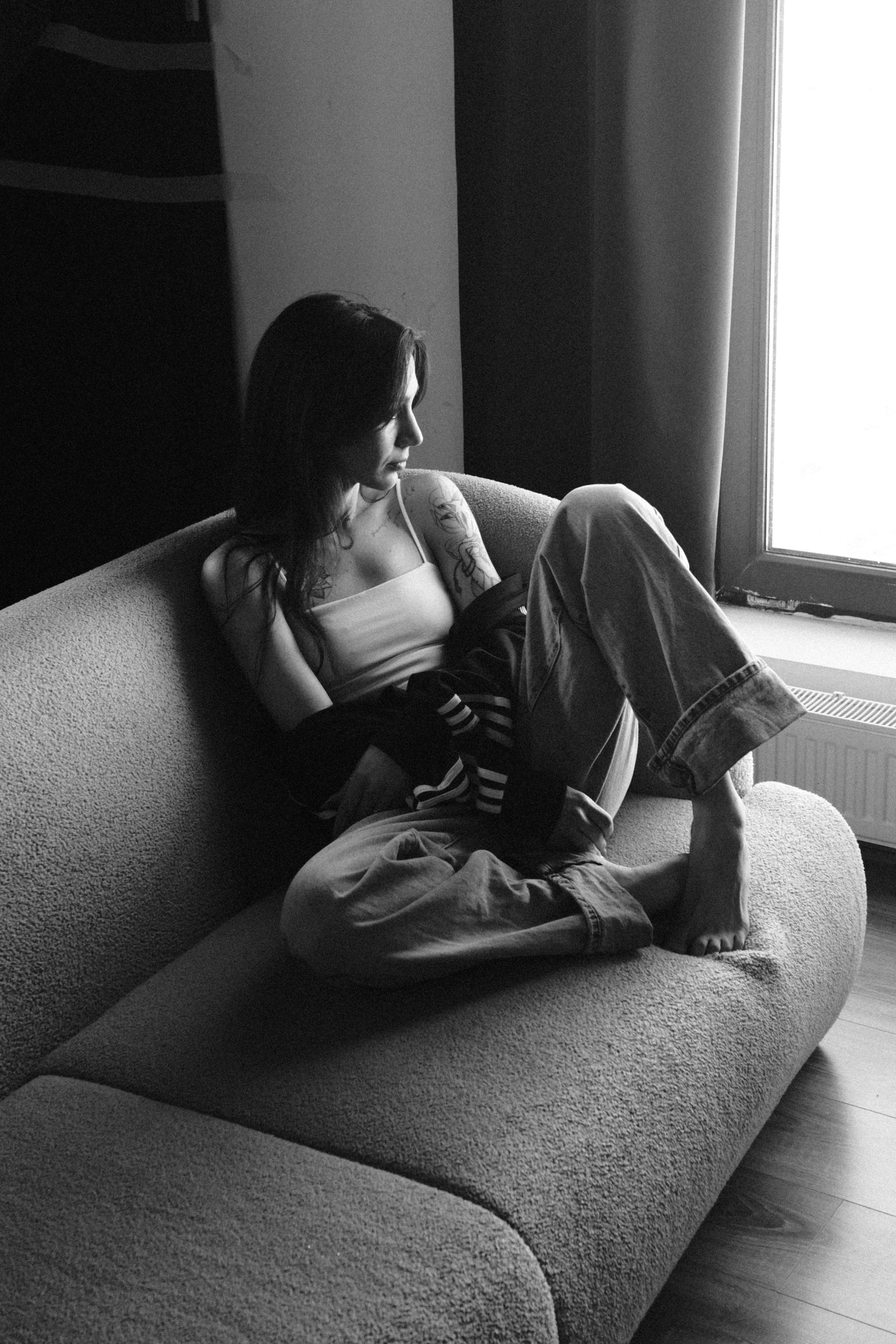 Портретная фотосессия в Уфе. Чистый свет, простой образ, сильный кадр. Никакой перегруженности только вы и атмосфера. Образная съёмка в минималистичном стиле, нейтральные фоны, мягкий естественный свет, внимание к деталям. Женский портрет, который говорит сам за себя. Индивидуальная фотосессия в Уфе студия или локация под ваш образ.