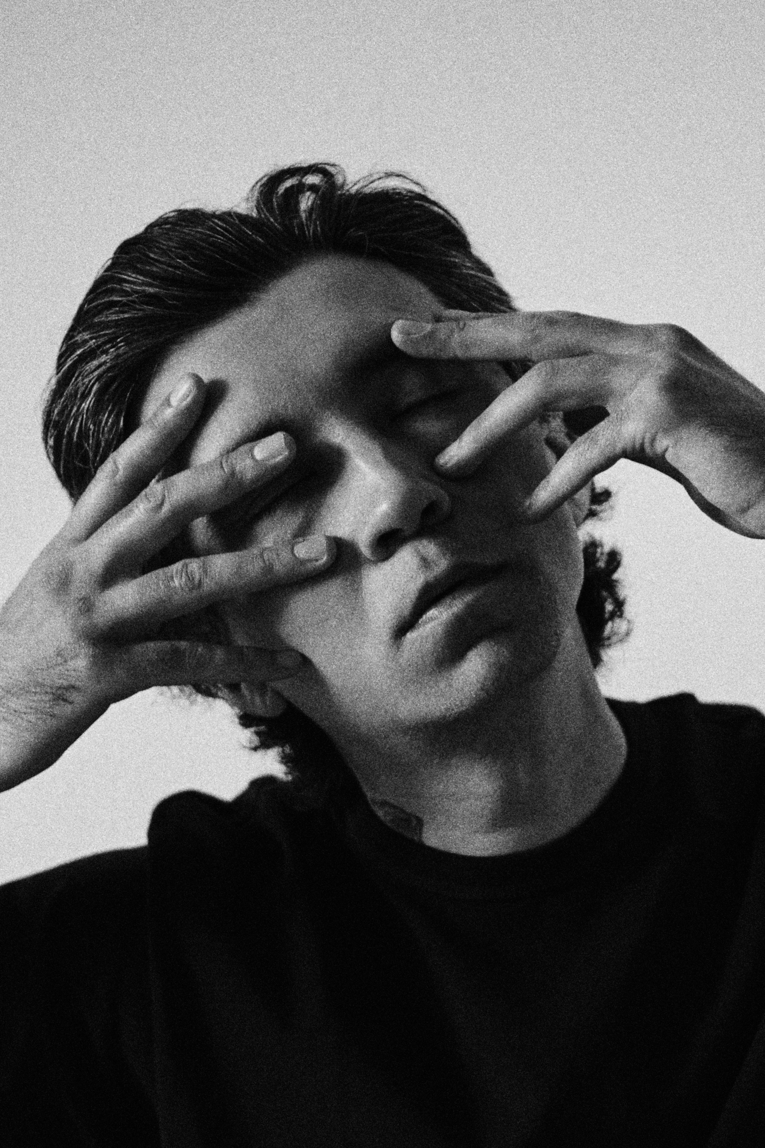 Портретная фотосессия в Уфе. Чистый свет, простой образ, сильный кадр. Никакой перегруженности только вы и атмосфера. Образная съёмка в минималистичном стиле, нейтральные фоны, мягкий естественный свет, внимание к деталям. Мужской портрет, который говорит сам за себя. Индивидуальная фотосессия в Уфе студия или локация под ваш образ.