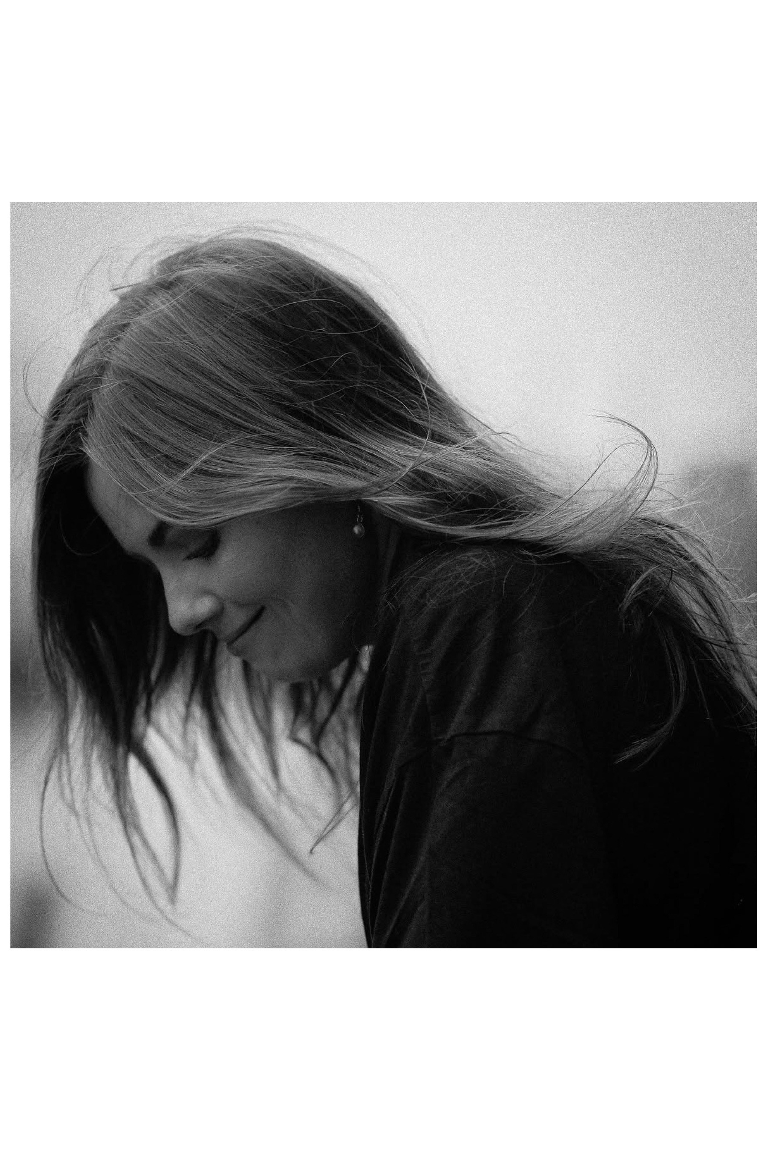 Портретная фотосессия в Уфе. Чистый свет, простой образ, сильный кадр. Никакой перегруженности только вы и атмосфера. Образная съёмка в минималистичном стиле, нейтральные фоны, мягкий естественный свет, внимание к деталям. Женский портрет, который говорит сам за себя. Индивидуальная фотосессия в Уфе студия или локация под ваш образ.