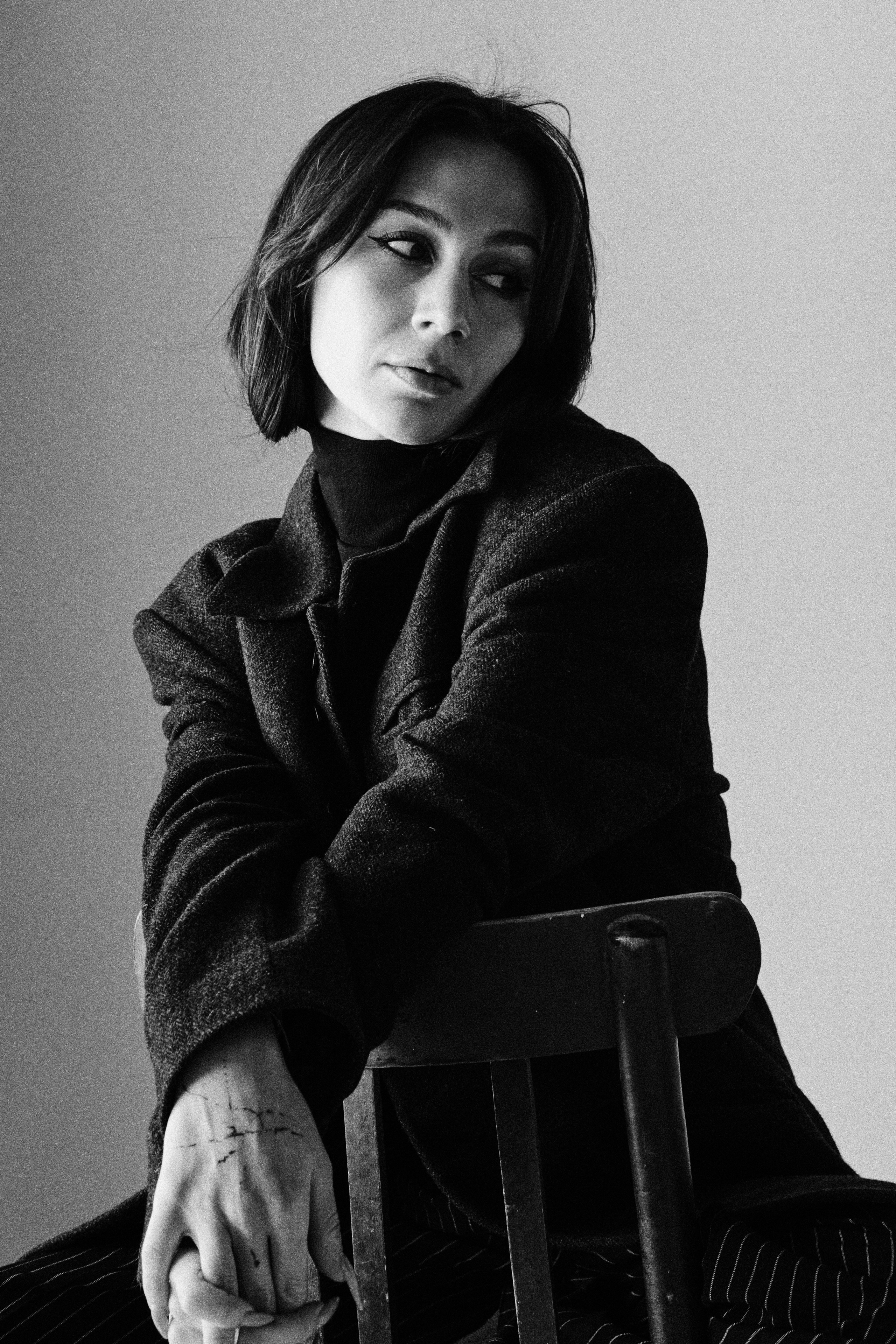 Портретная фотосессия в Уфе. Чистый свет, простой образ, сильный кадр. Никакой перегруженности только вы и атмосфера. Образная съёмка в минималистичном стиле, нейтральные фоны, мягкий естественный свет, внимание к деталям. Женский портрет, который говорит сам за себя. Индивидуальная фотосессия в Уфе студия или локация под ваш образ.