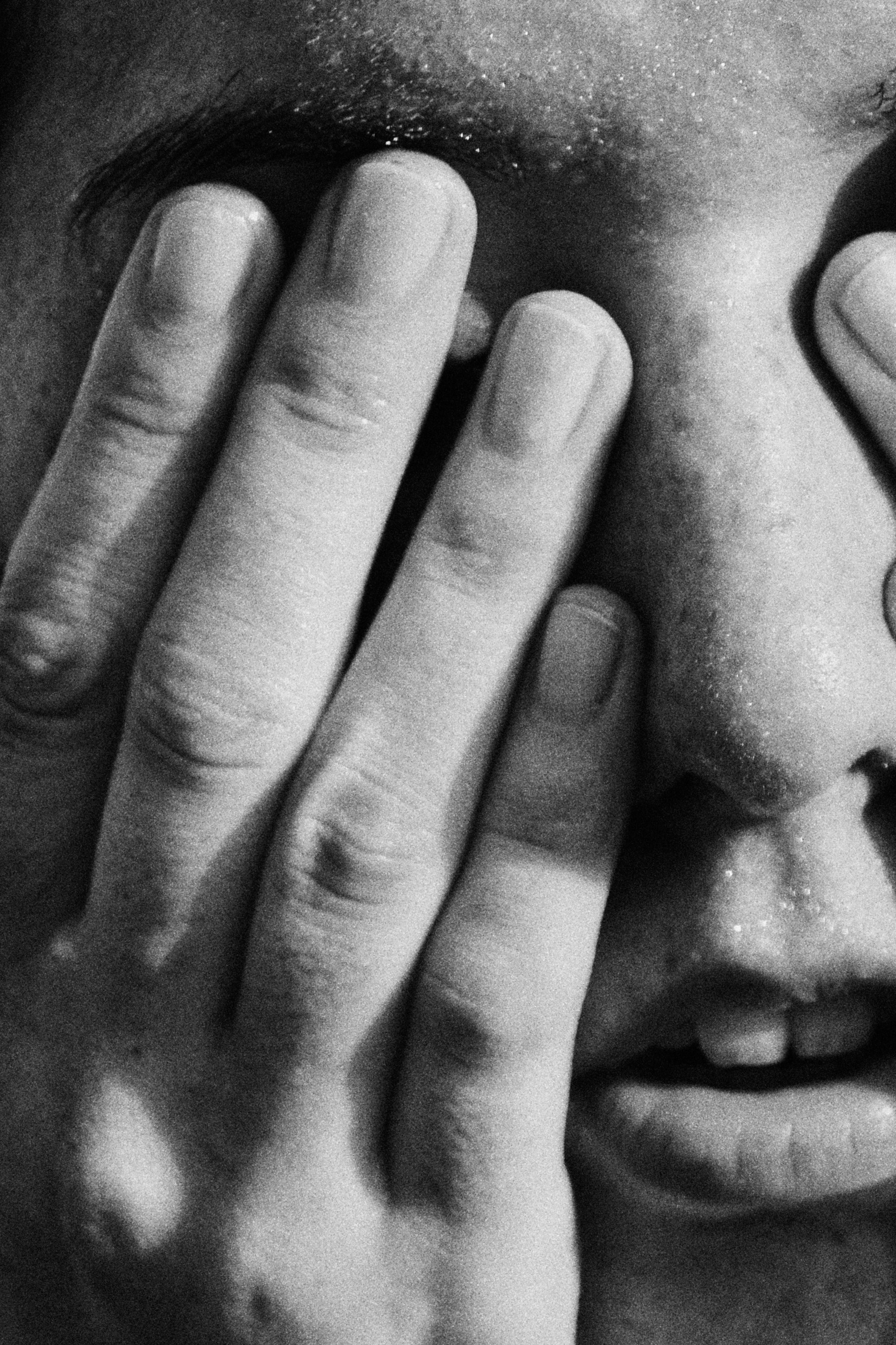 Портретная фотосессия в Уфе. Чистый свет, простой образ, сильный кадр. Никакой перегруженности только вы и атмосфера. Образная съёмка в минималистичном стиле, нейтральные фоны, мягкий естественный свет, внимание к деталям. Женский портрет, который говорит сам за себя. Индивидуальная фотосессия в Уфе студия или локация под ваш образ.