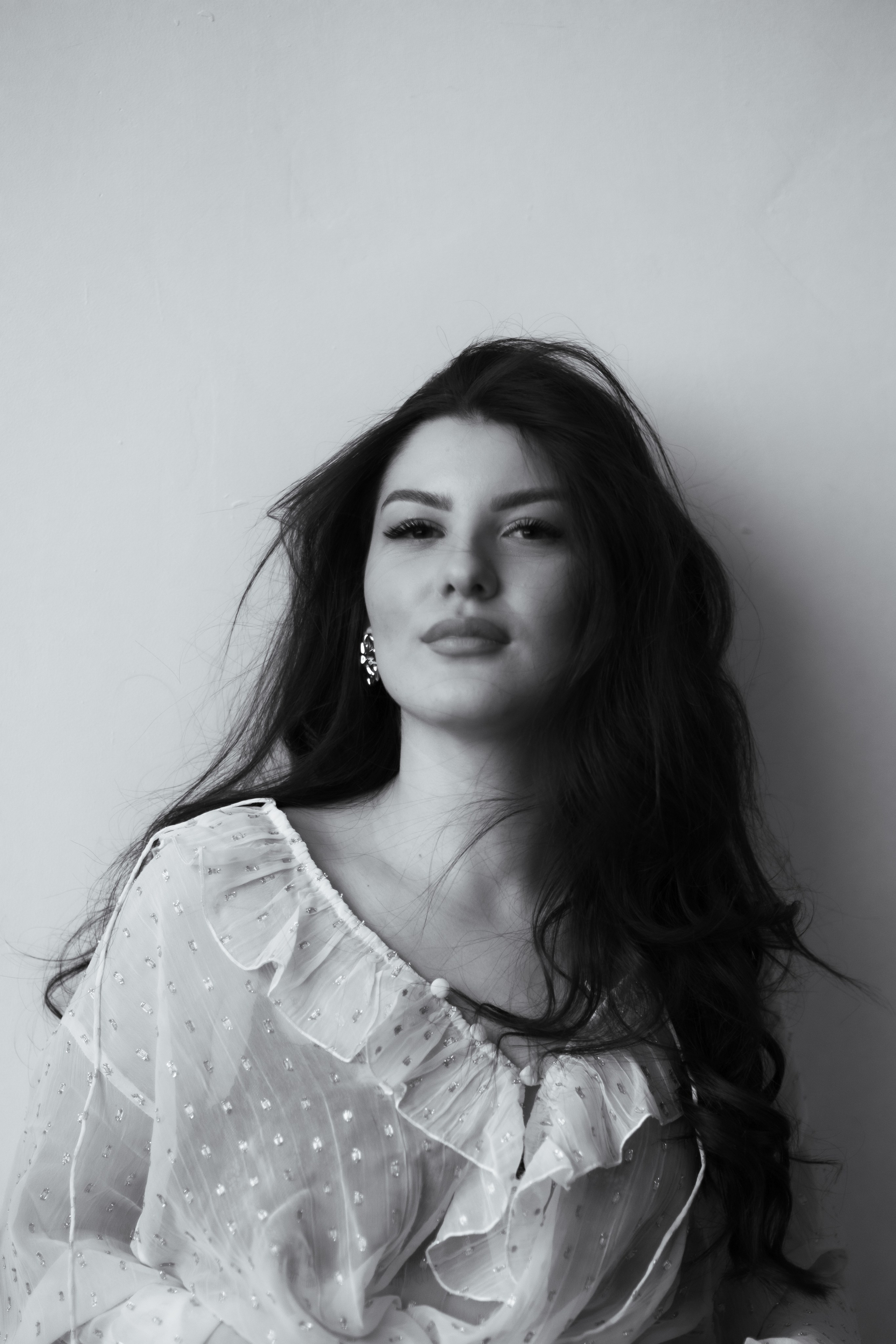 Портретная фотосессия в Уфе. Чистый свет, простой образ, сильный кадр. Никакой перегруженности только вы и атмосфера. Образная съёмка в минималистичном стиле, нейтральные фоны, мягкий естественный свет, внимание к деталям. Женский портрет, который говорит сам за себя. Индивидуальная фотосессия в Уфе студия или локация под ваш образ.