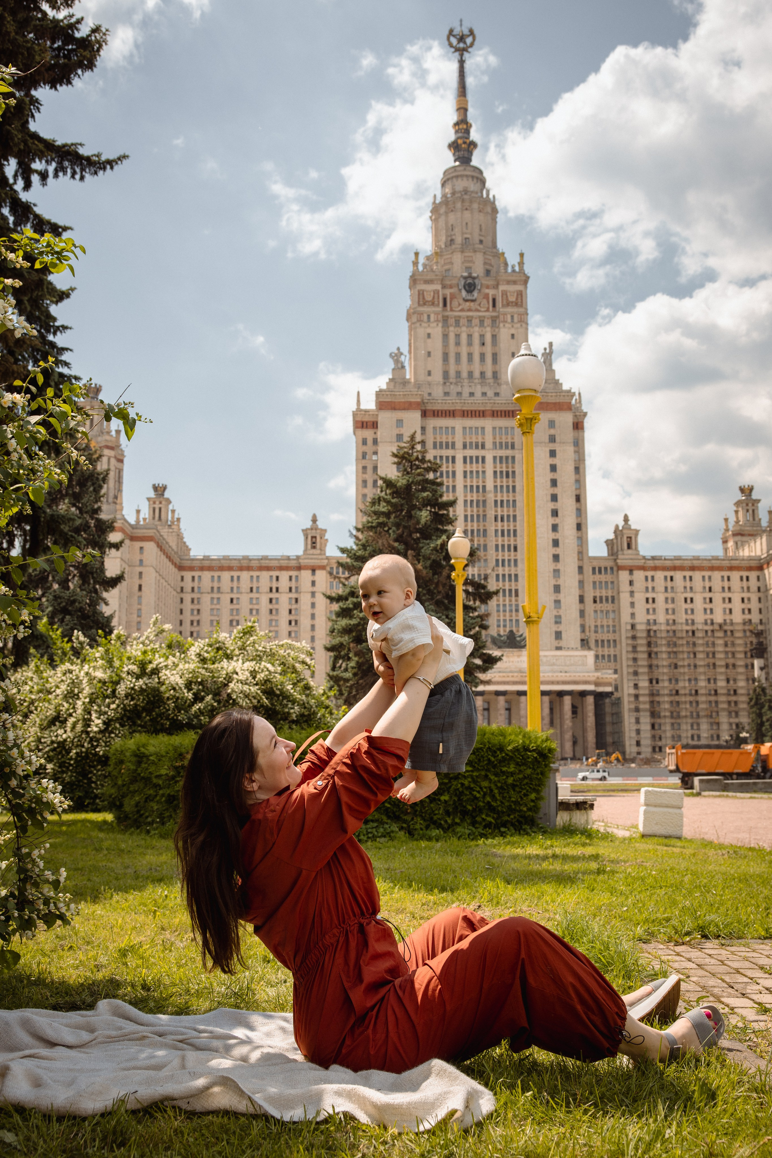 Настя с сыном у Alma-Mater