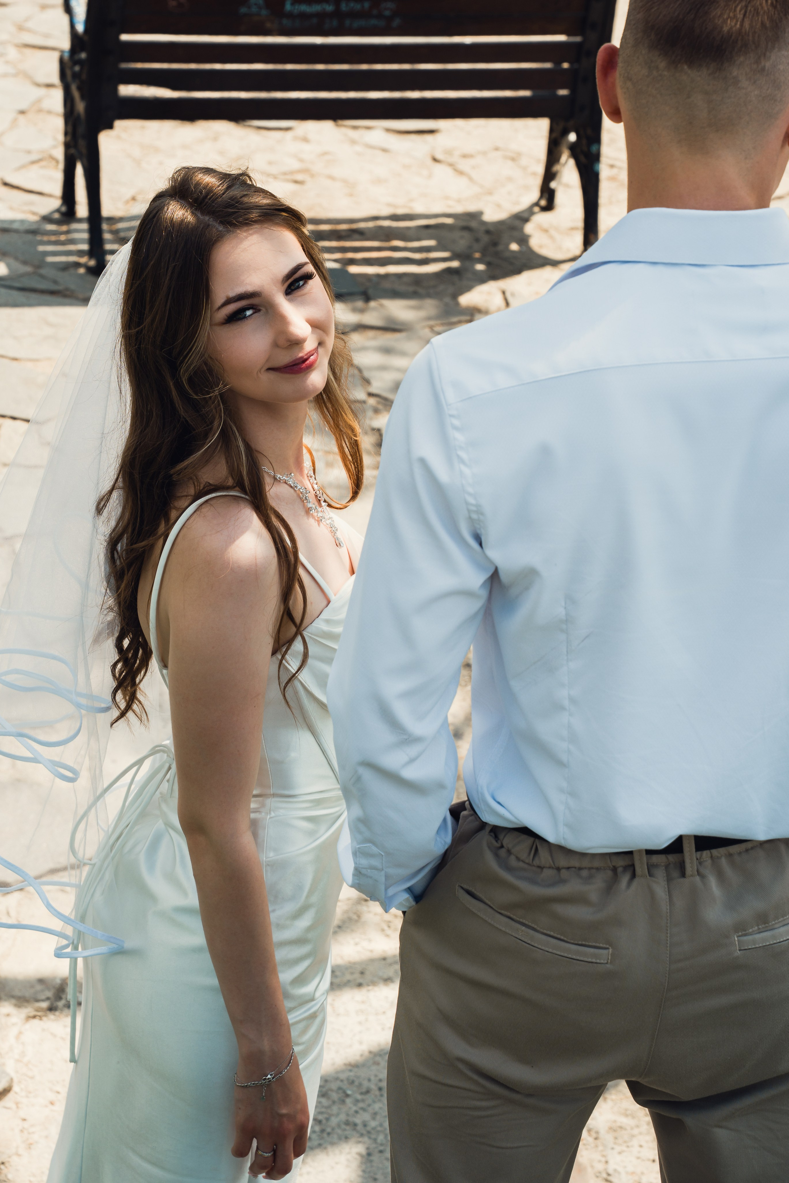 Фотосессия прогулки жениха и невесты в Челябинске