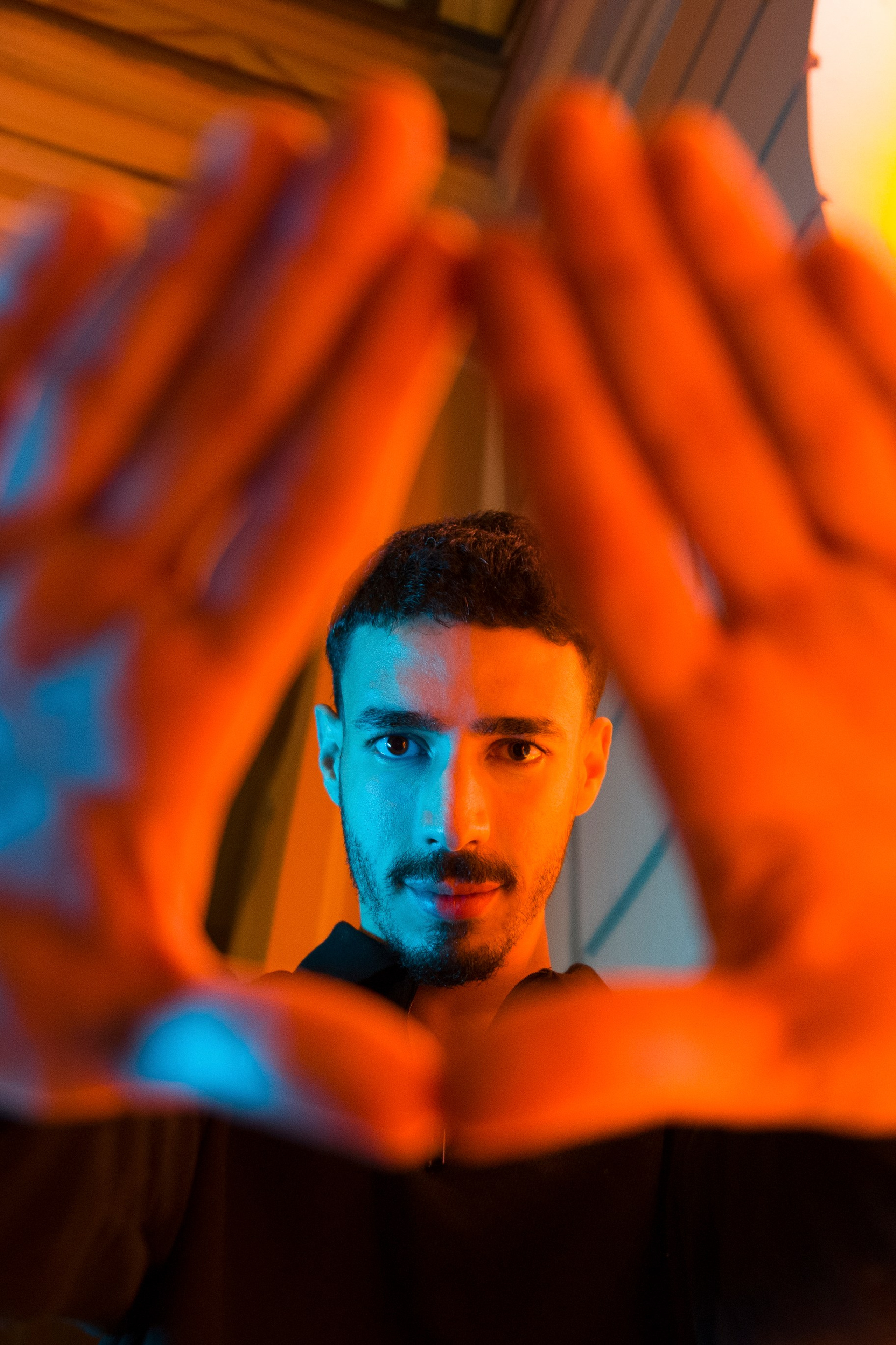 Зинадин. Уличная сессия с цветным светом