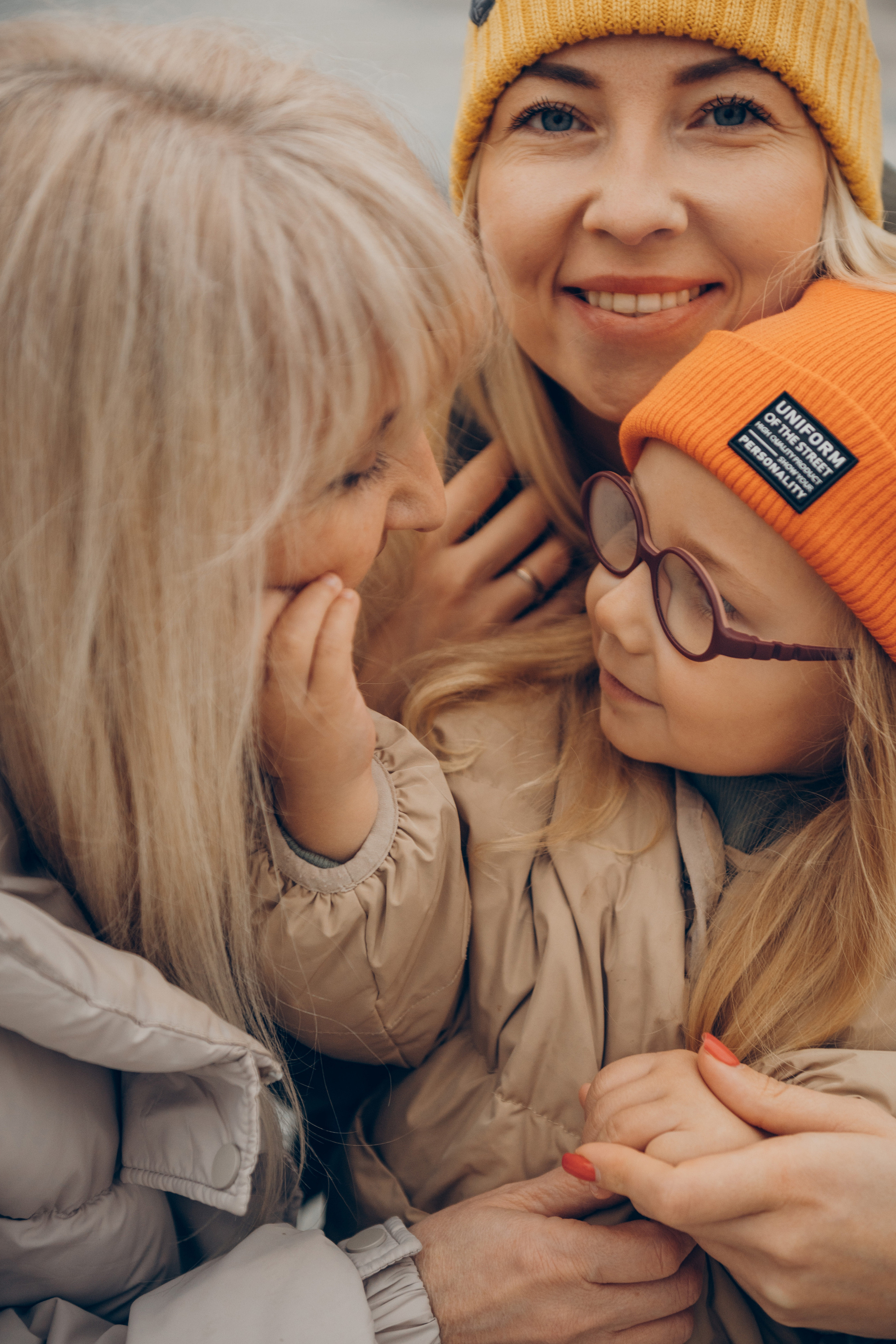 Мама, дочка и внучка