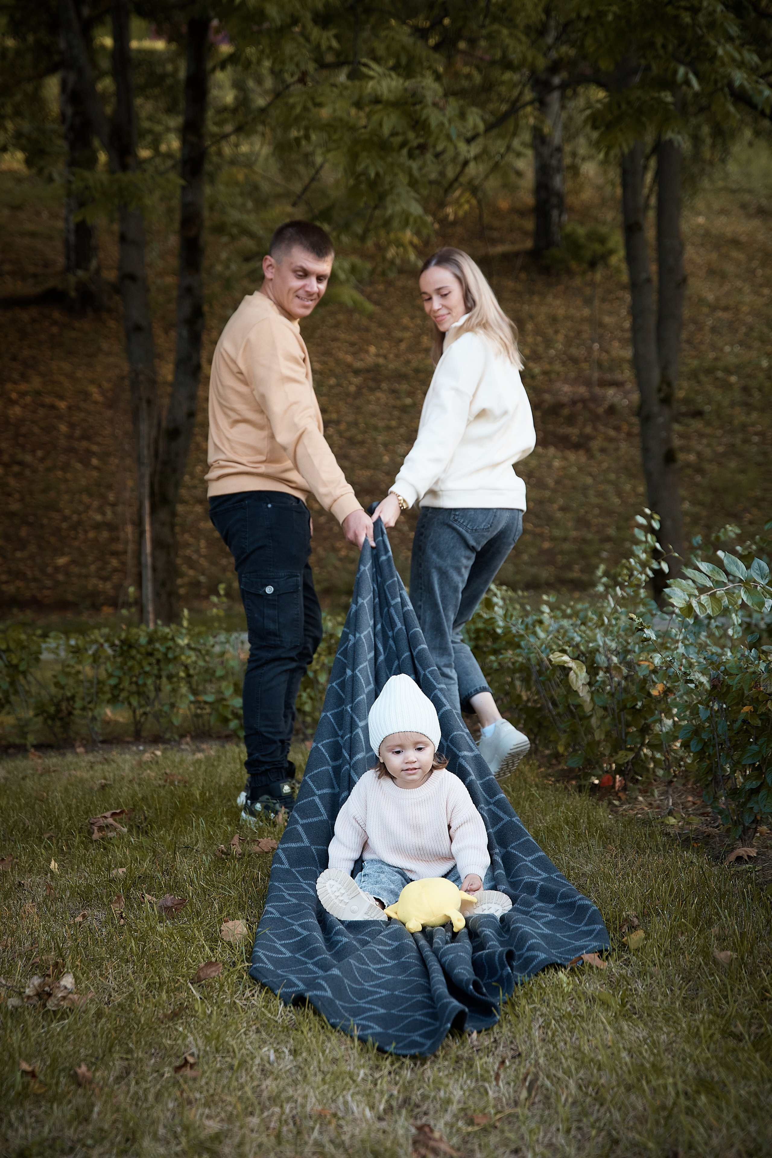 Прогулка в Алесандровском саду. Надя и Дима с дочей.