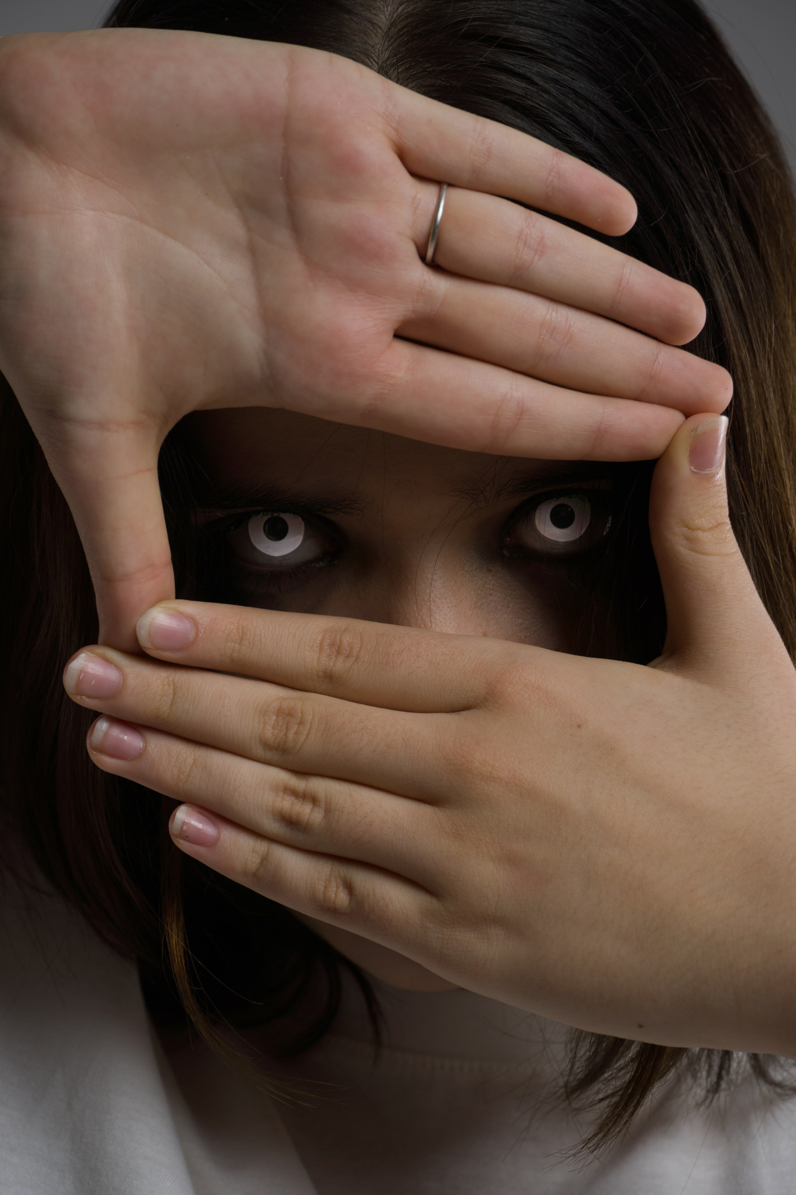 Девушка с&nbsp;белыми глазами