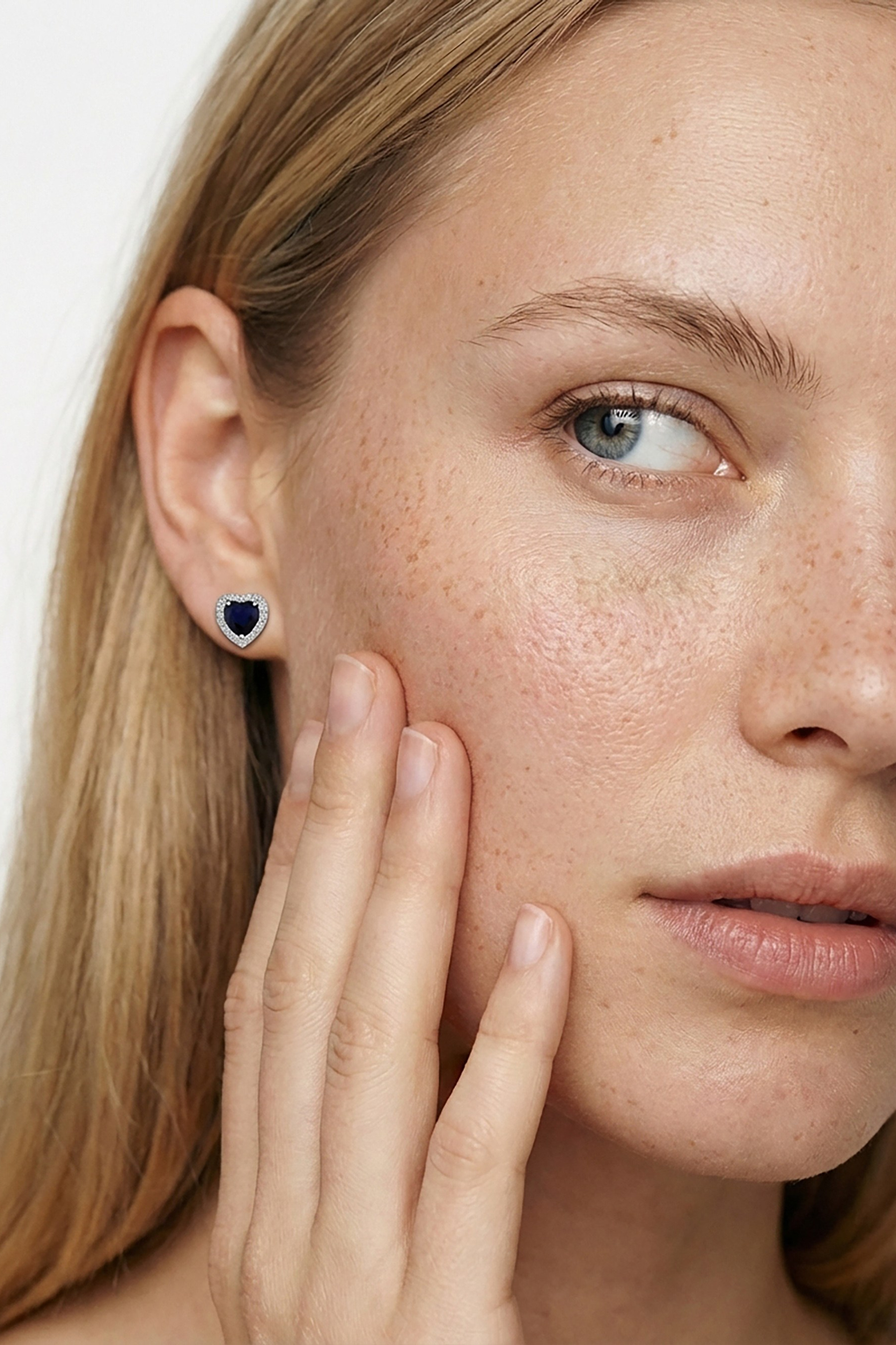 Работа для Ювелирного Завода "ТАЛАНТ". Задача была разработать внешность модели и надеть на нее украшения