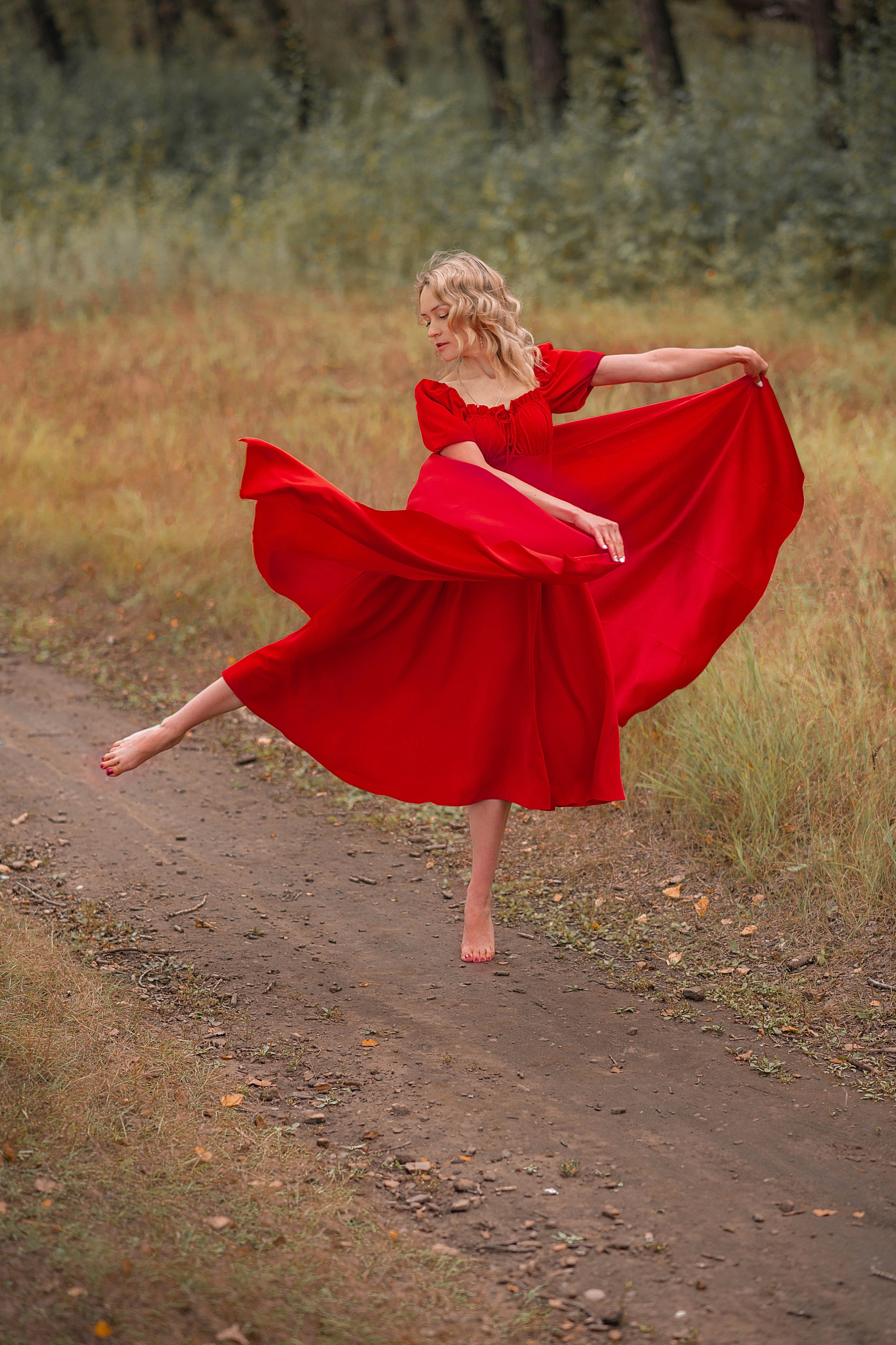 Девушка в красном