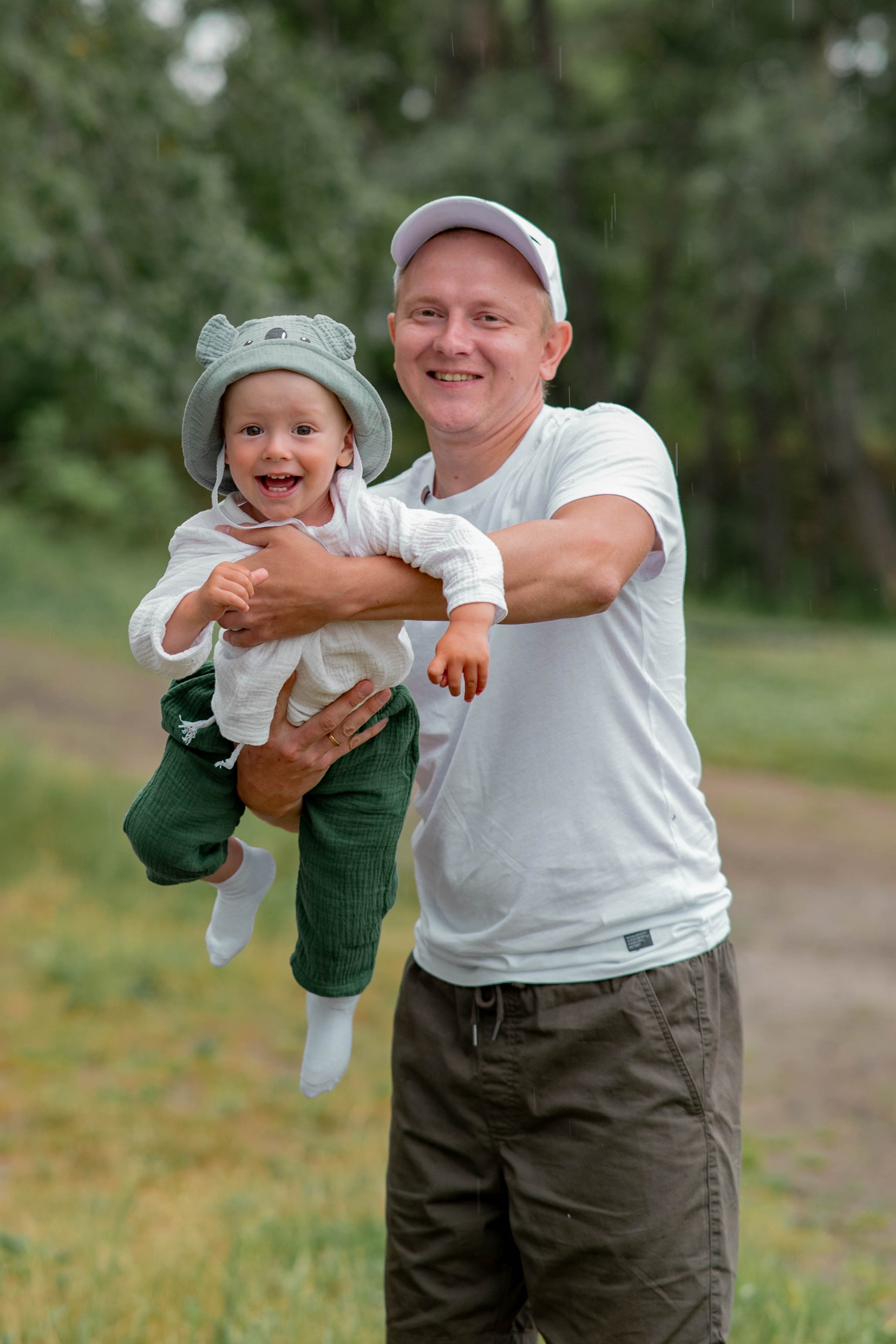 Молодая семья в лесной зоне