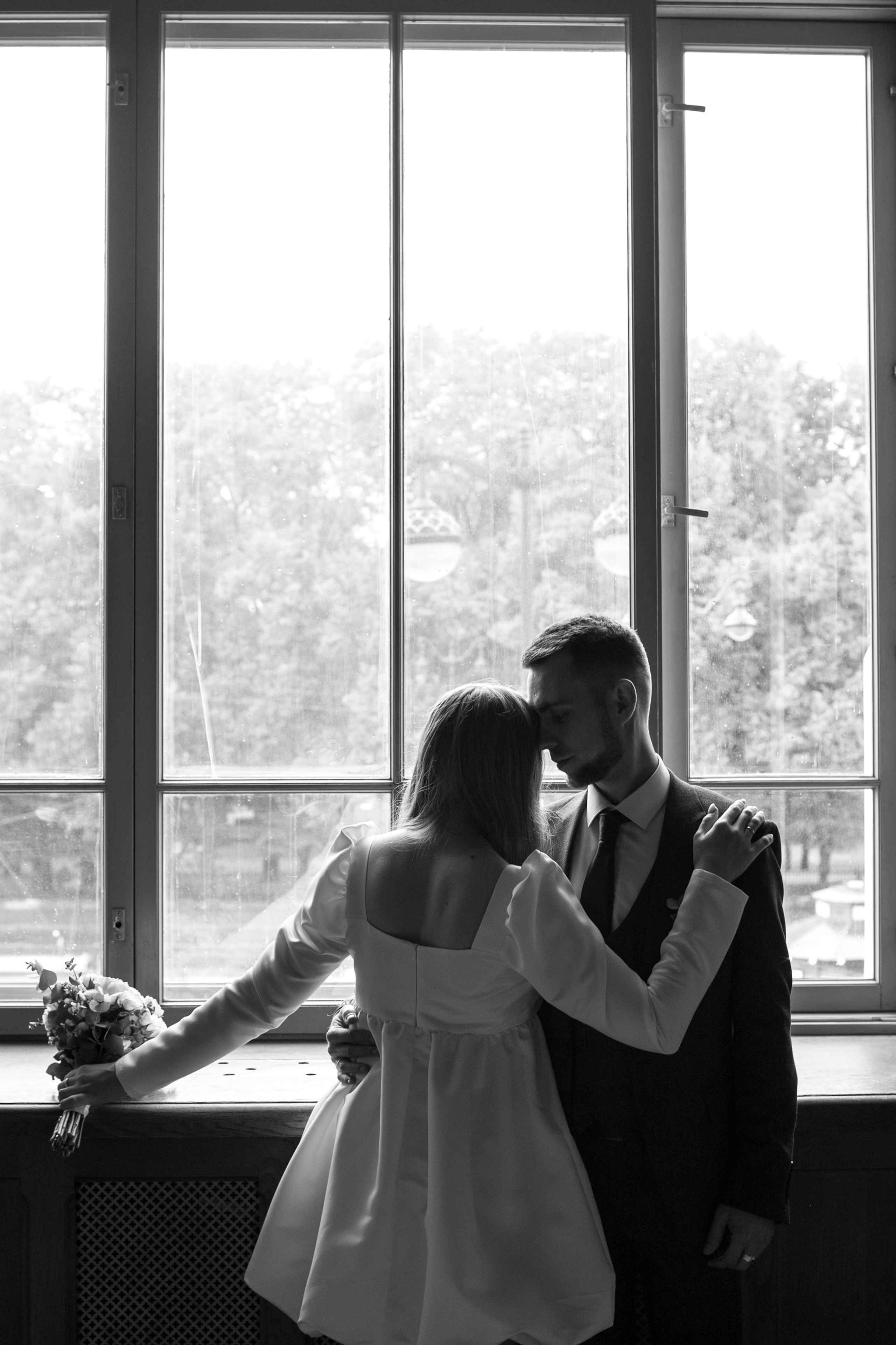 Фотосессия во дворце бракосочетания на Английской набережной. Свадебный фотограф Кирилл Белый