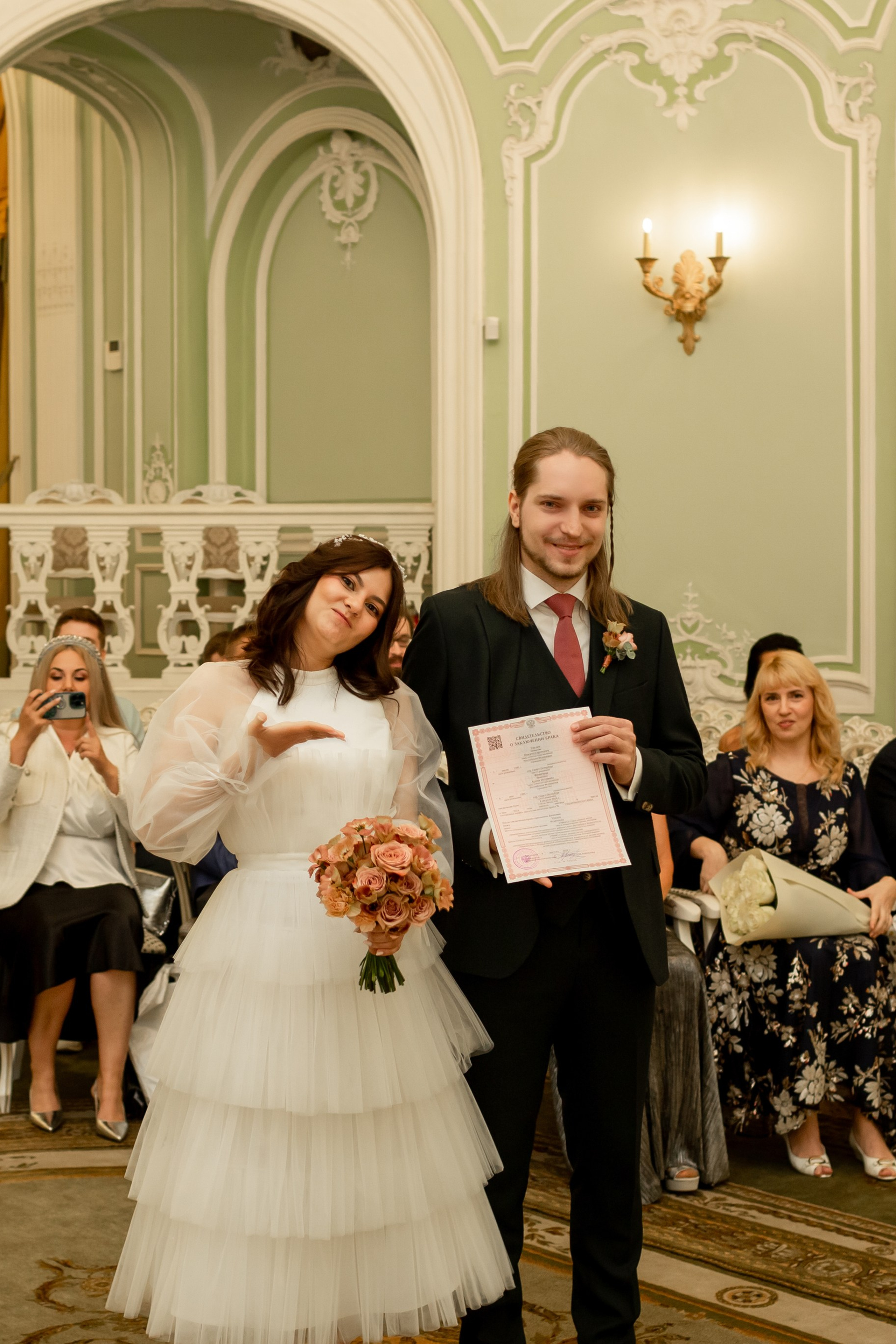 Фотосессия во дворце бракосочетания на Английской набережной. Свадебный фотограф Кирилл Белый