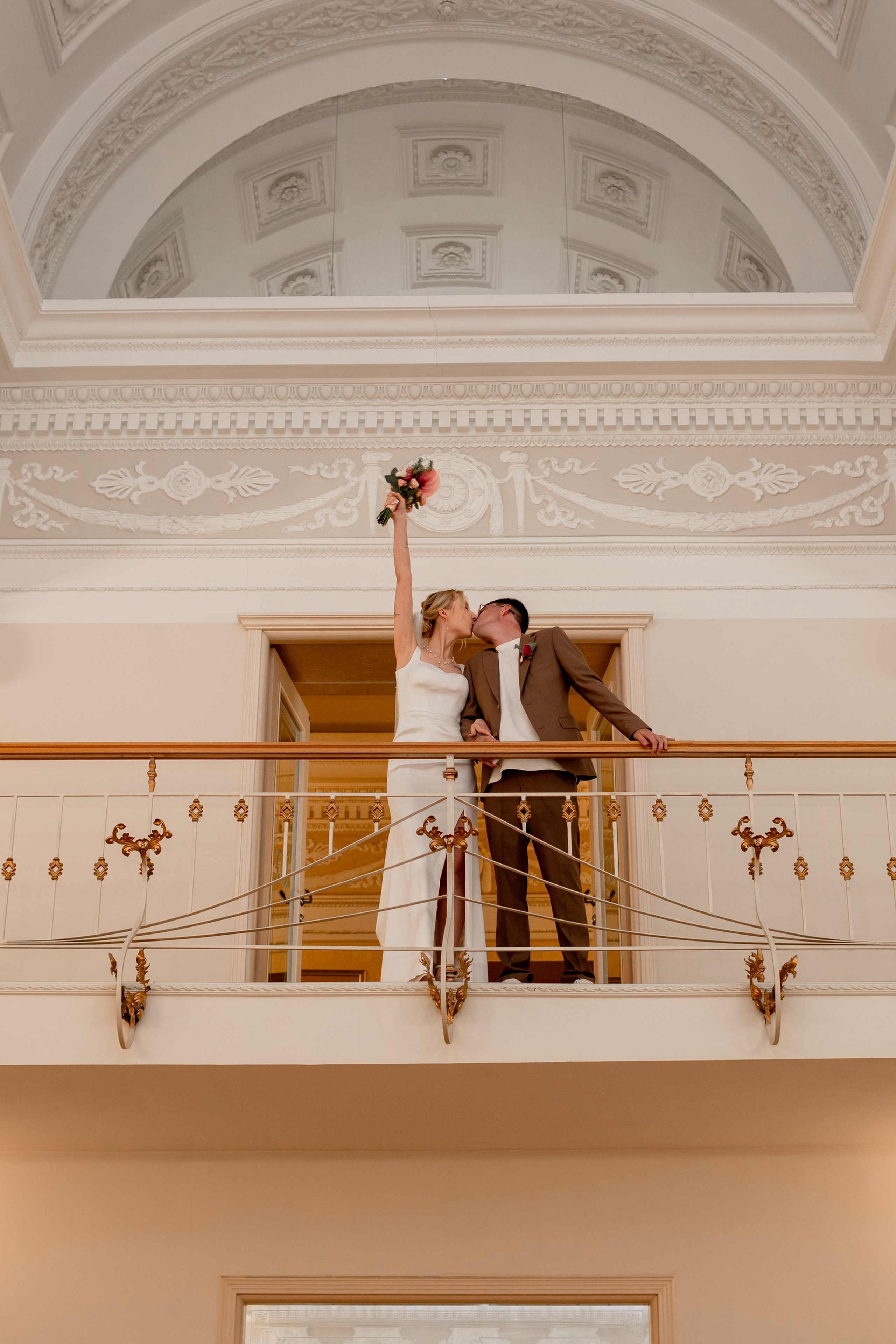 Фотосессия во дворце бракосочетания на Английской набережной. Свадебный фотограф Кирилл Белый