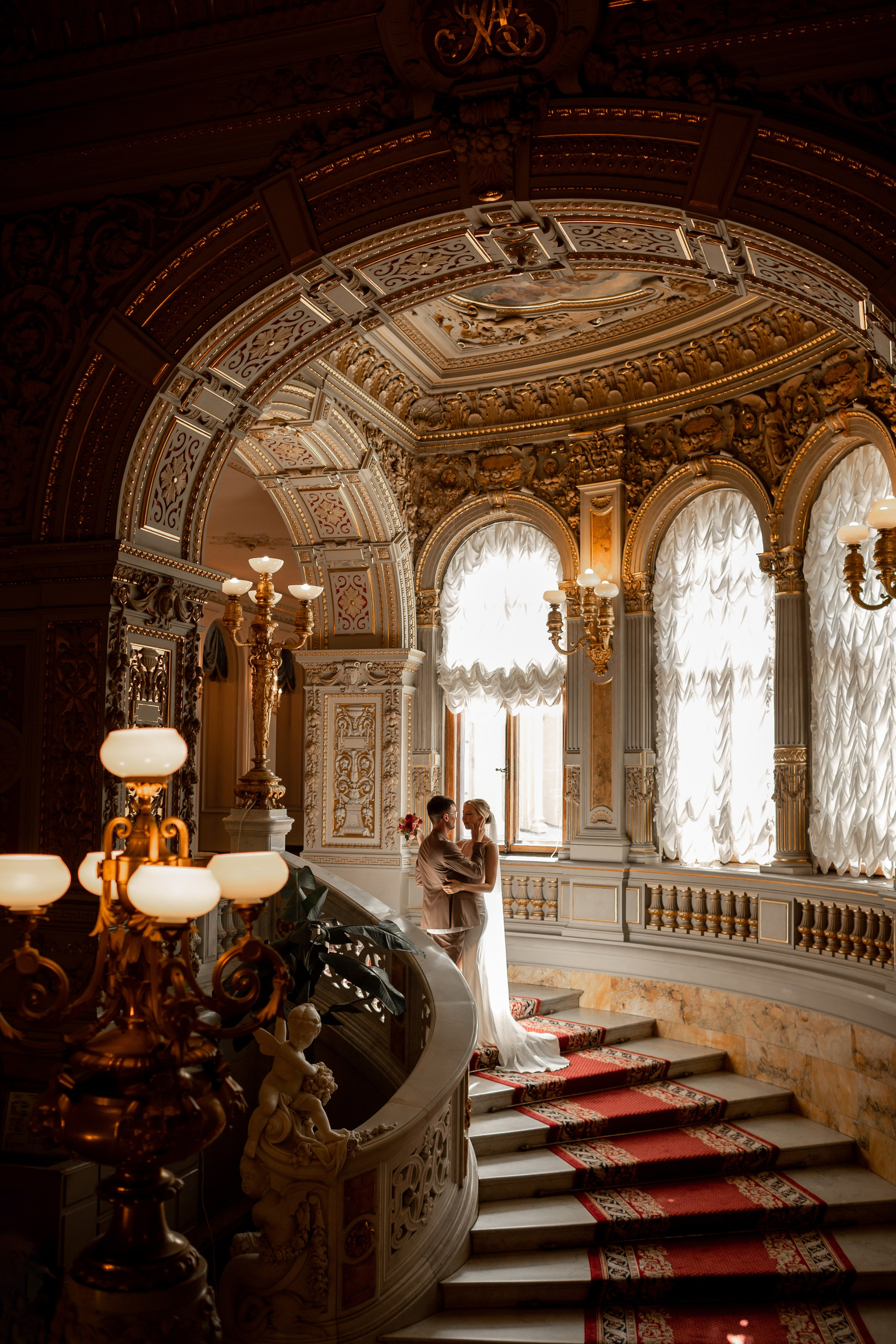 Фотосессия во дворце бракосочетания на Английской набережной. Свадебный фотограф Кирилл Белый