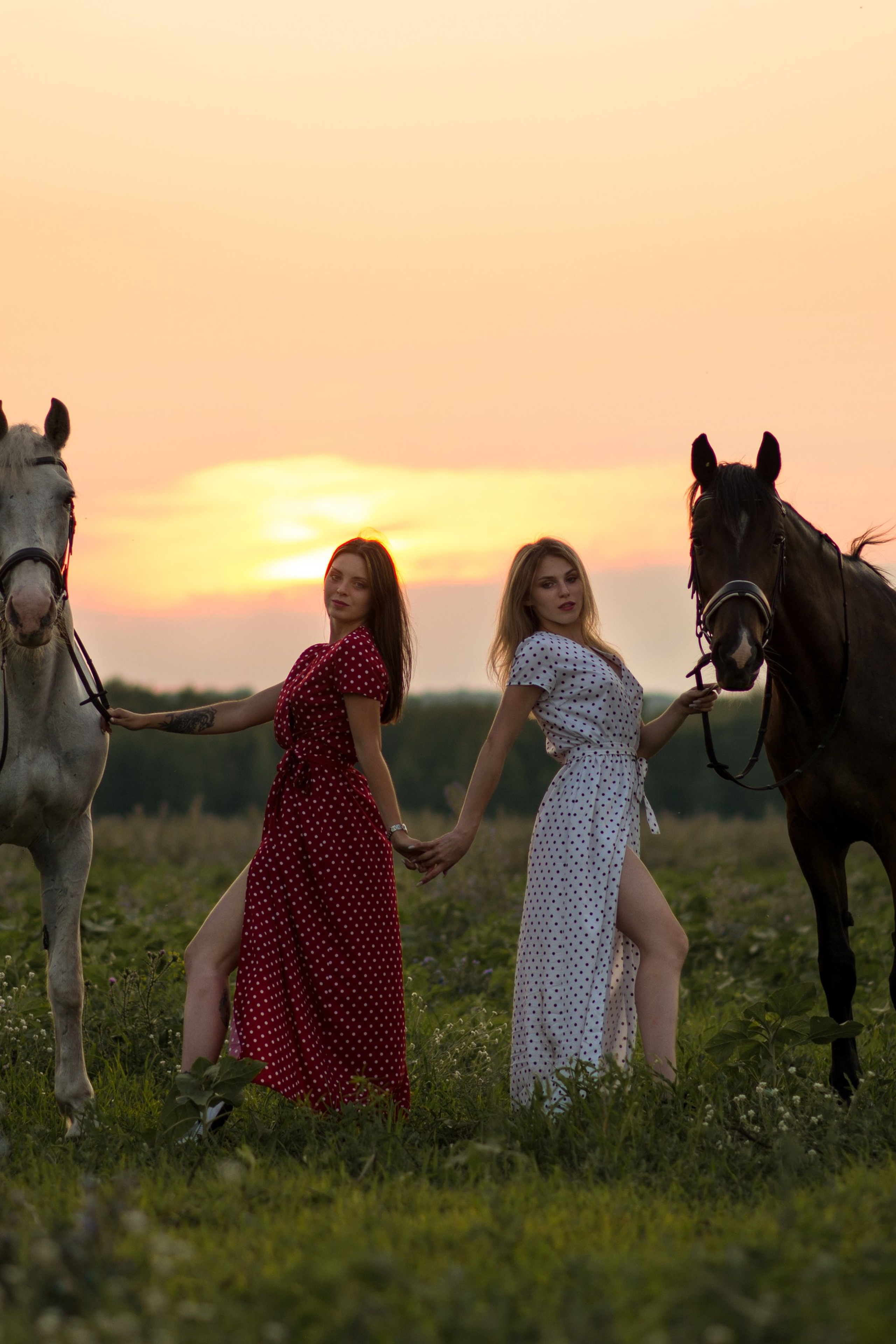 Девушки, Каспиец и&nbsp;Багрец