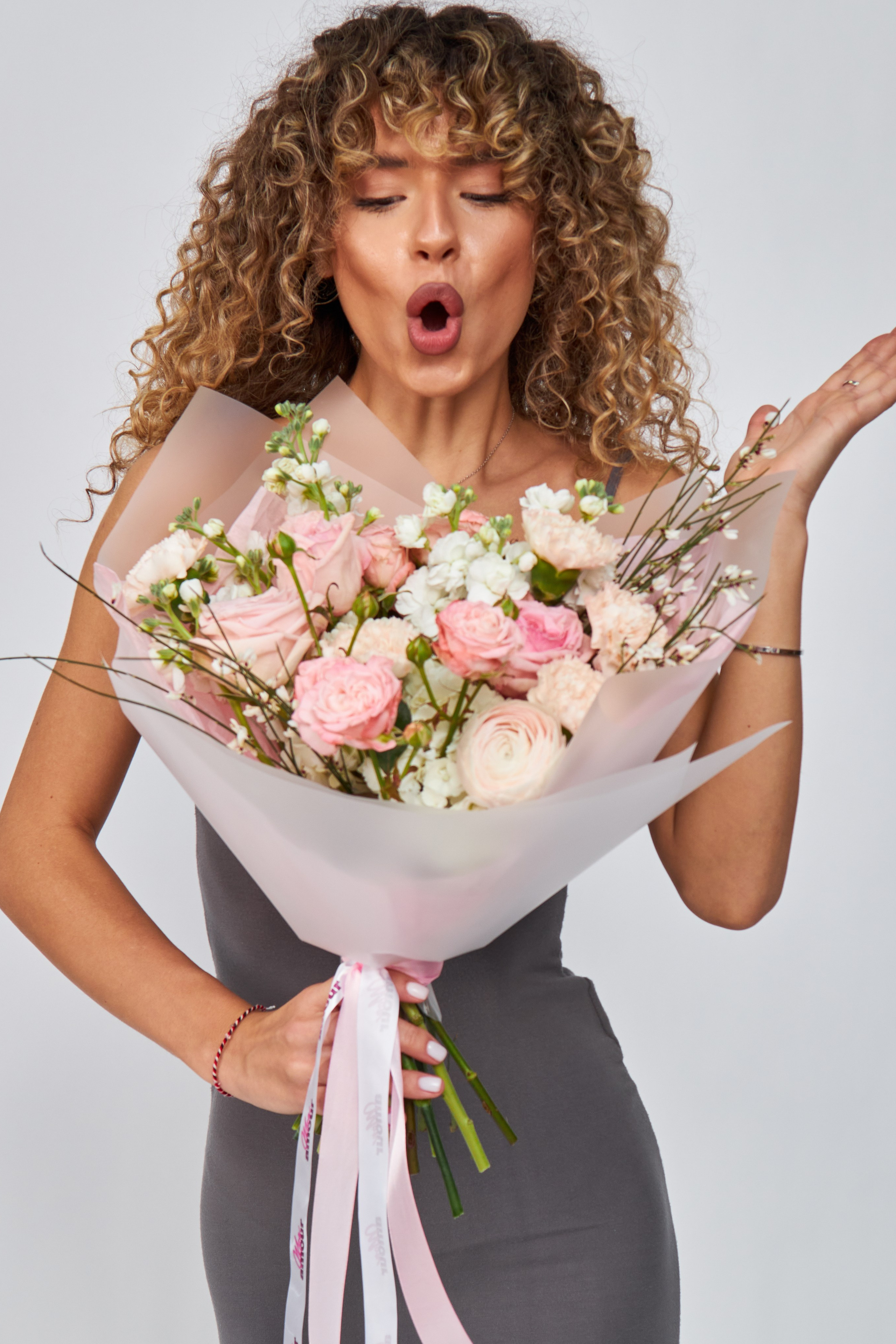 Съемка каталога одежды с использованием теней и игры света в студии Москвы для создания глубины и объема