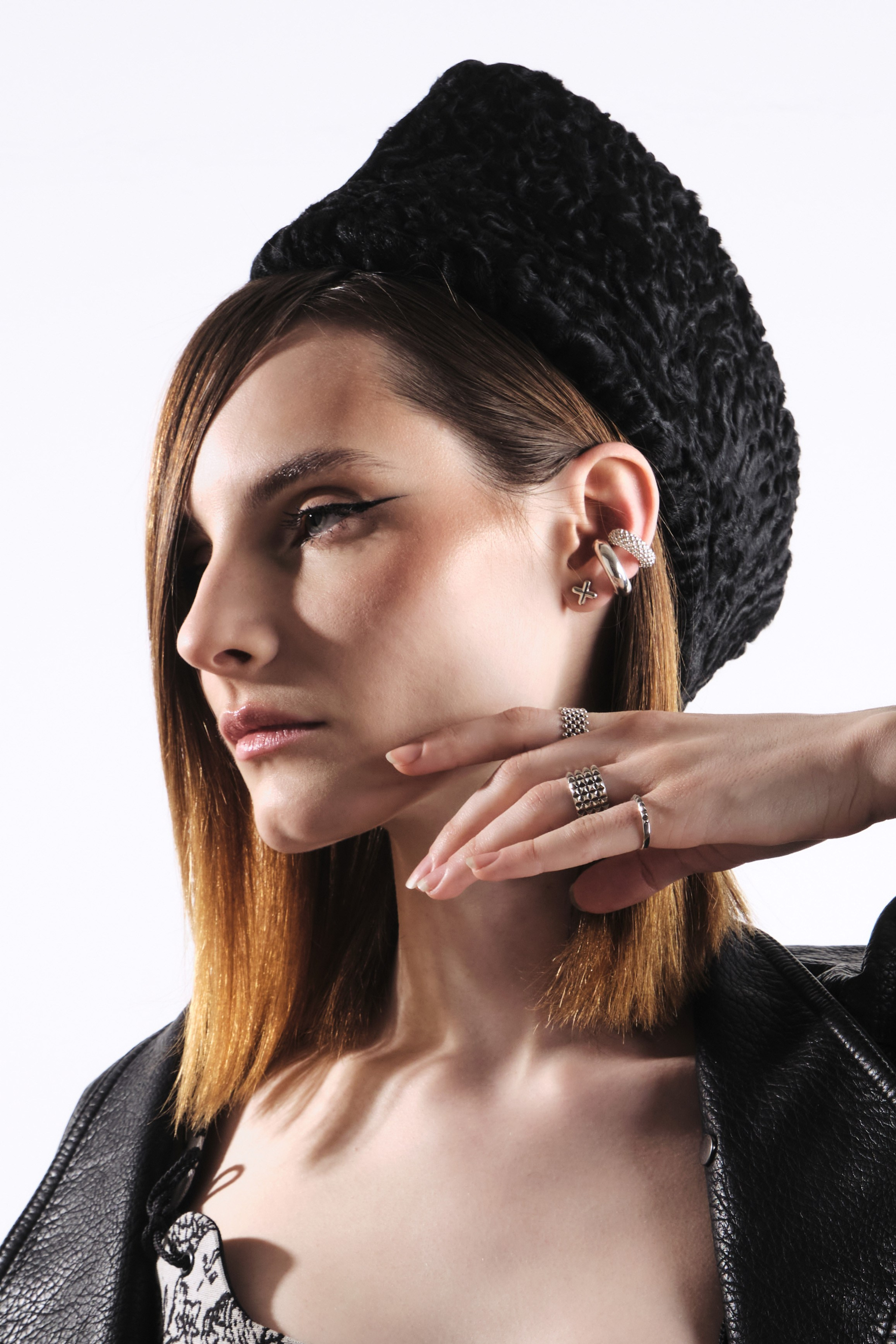 Съемка каталога одежды с лайфстайл-элементами в интерьерной студии Москвы для создания атмосферы использования