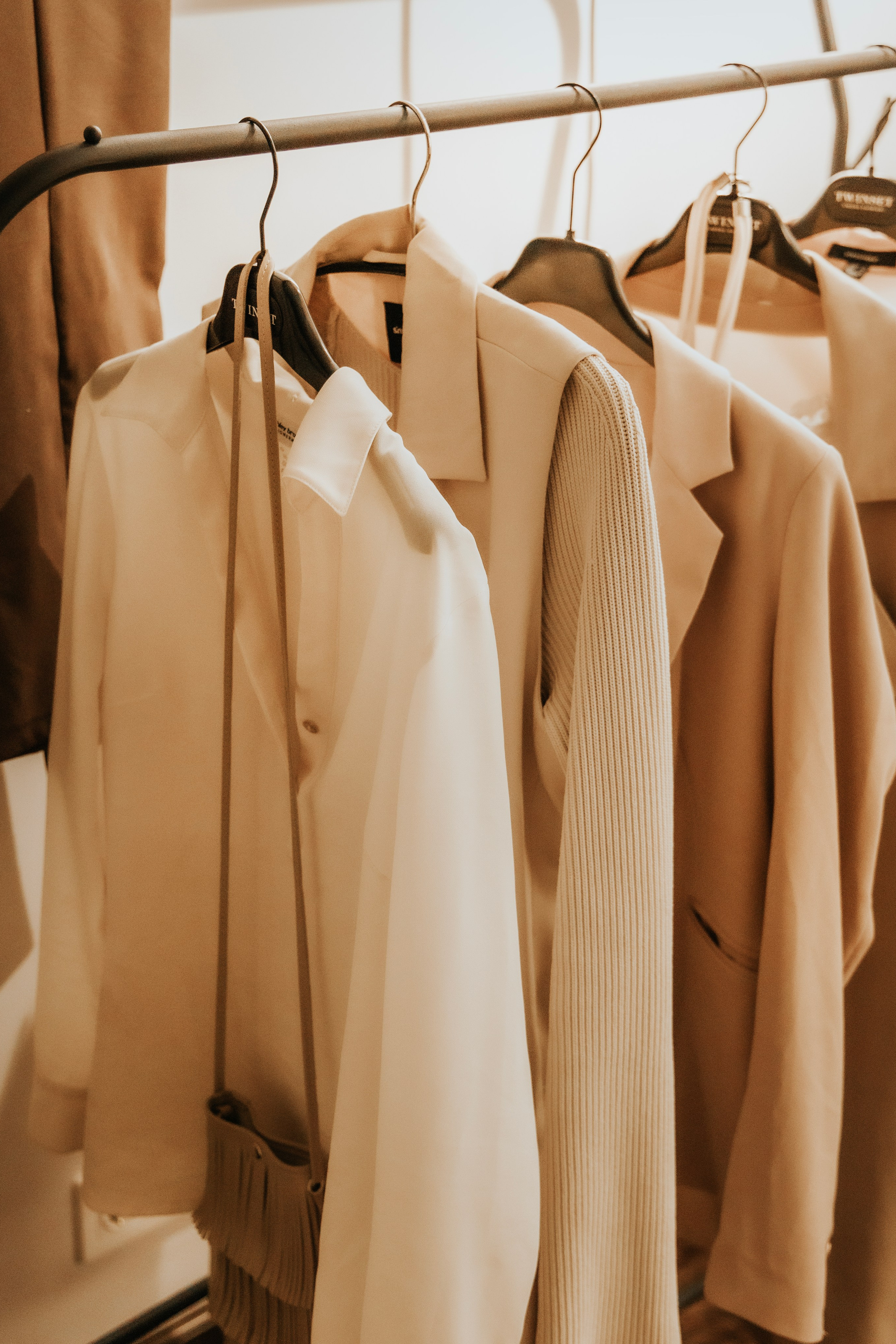 блузки, рубашки, кофты, свитера, боди, корсеты, майки, футболки, жилеты, туникии