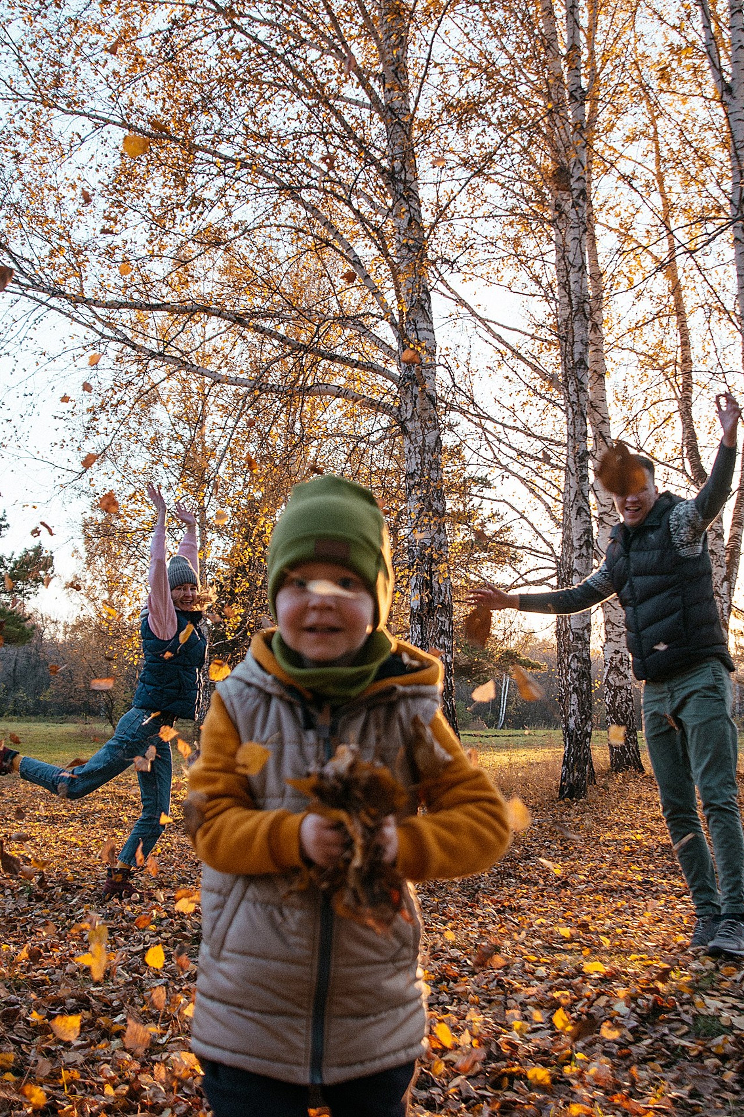 Олег, Валентина и Илюша, осенняя прогулка в лесопарке Синягина