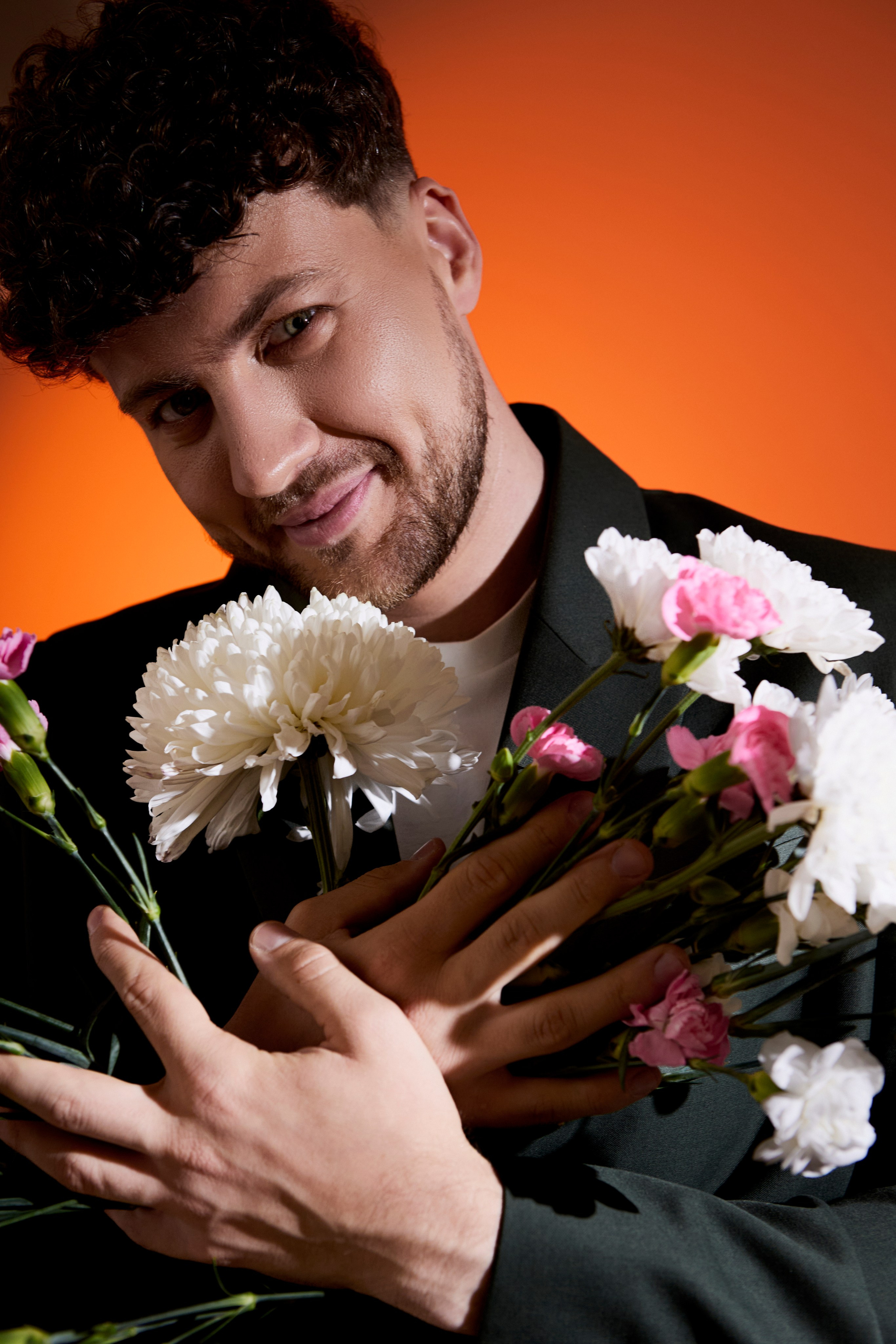 фотосессия для ведущего с цветами