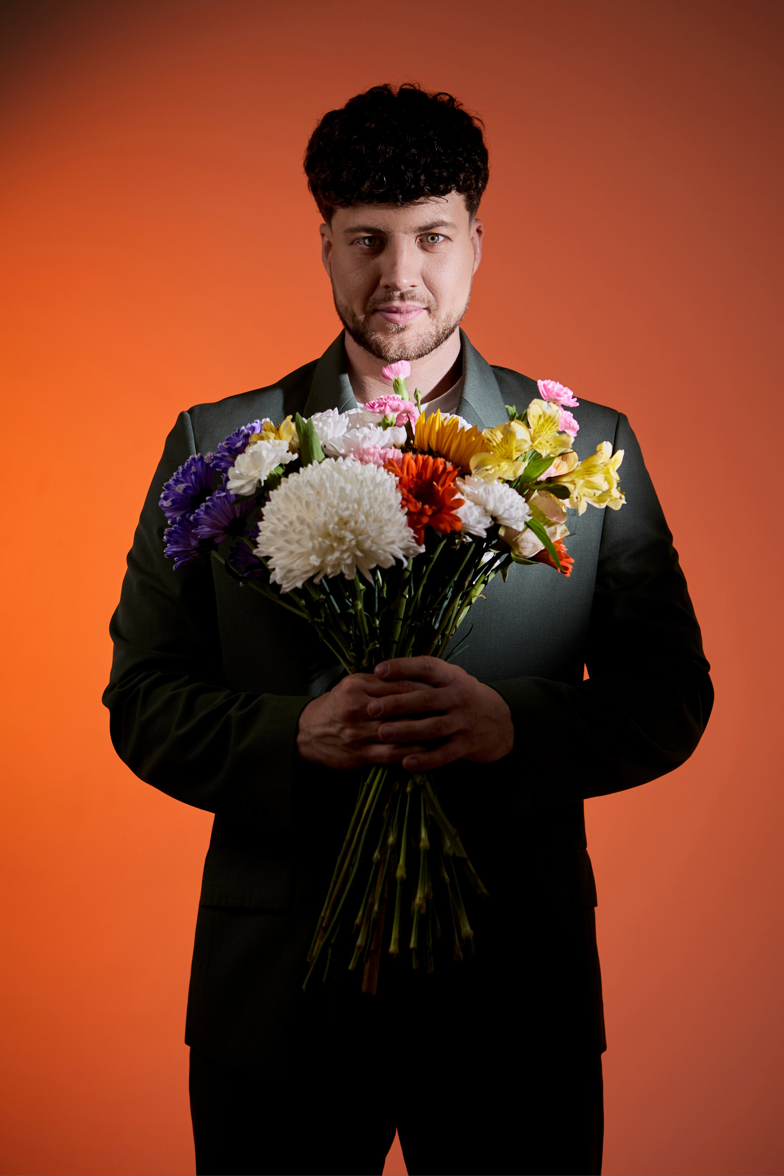 молодой человек с цветами