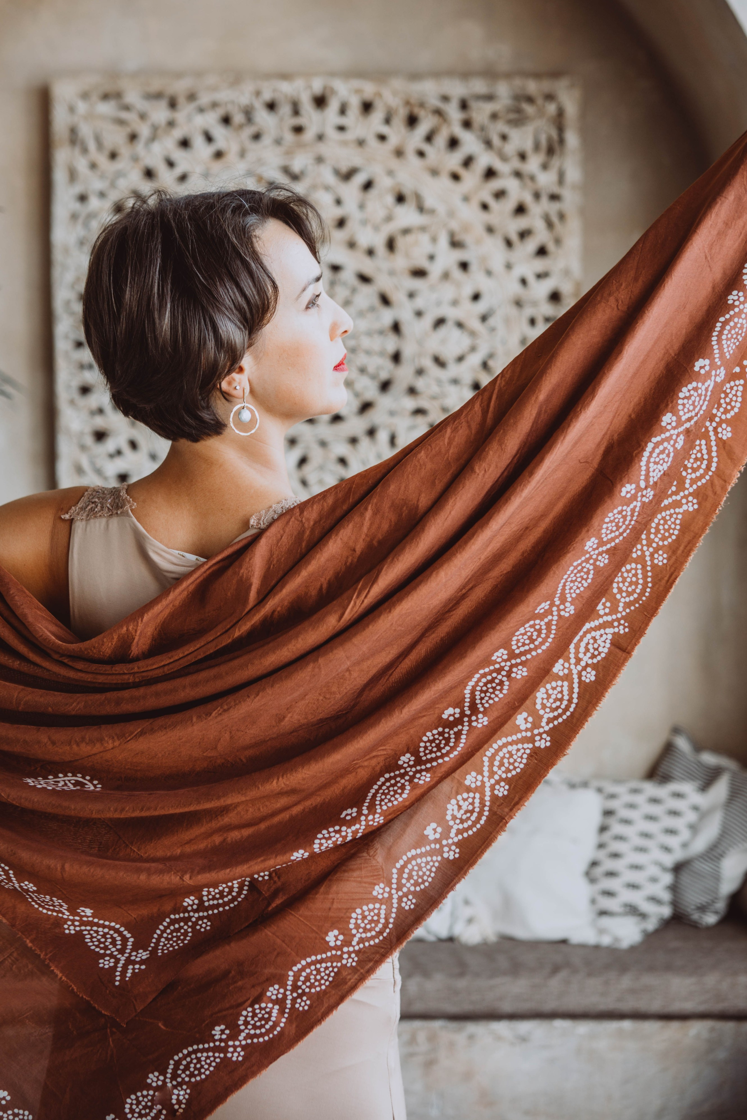 Кенуль. Хозяйка магазина «Азерсилк». Платки из натурального шелка.