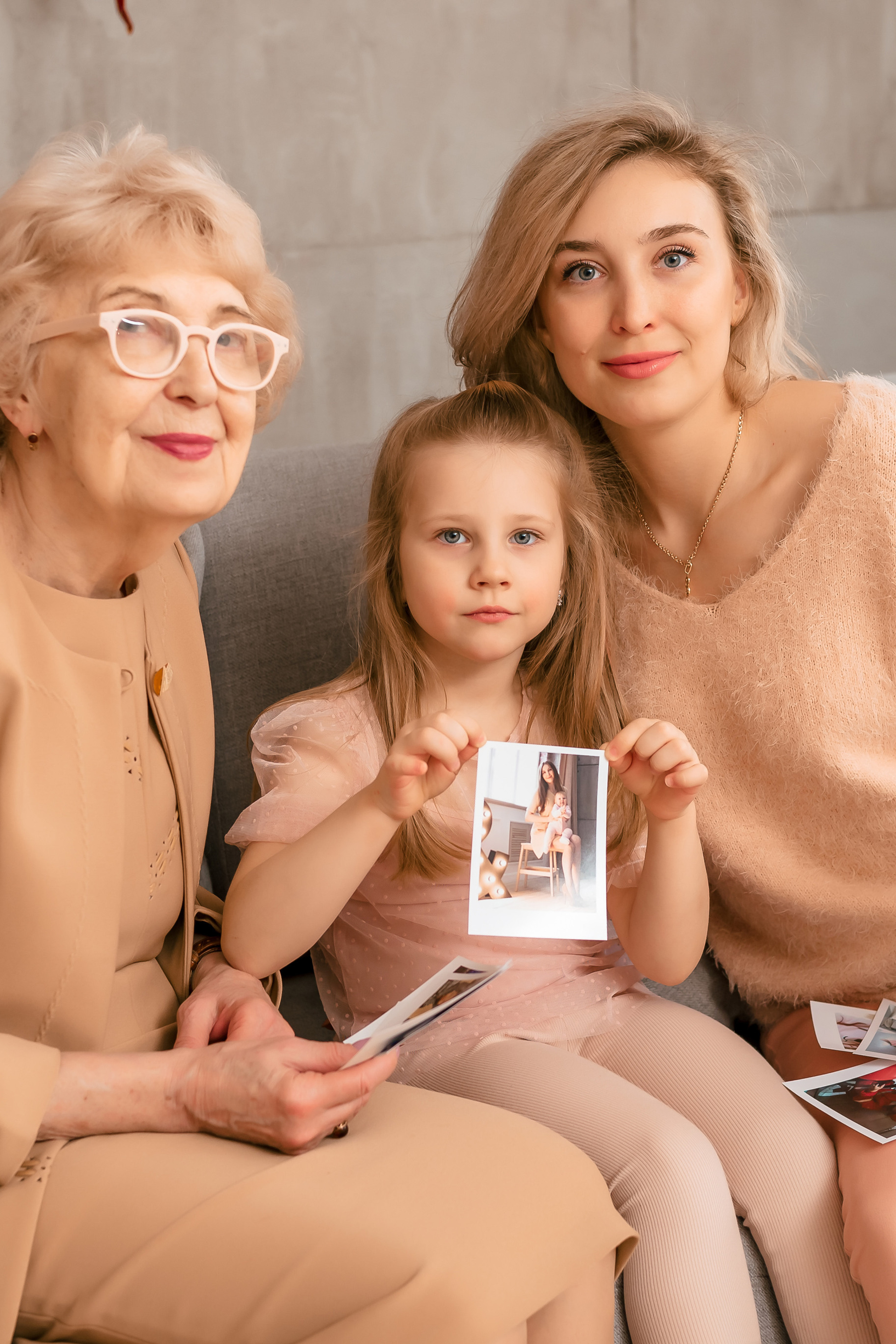 Виктория с мамой и дочкой Алисой