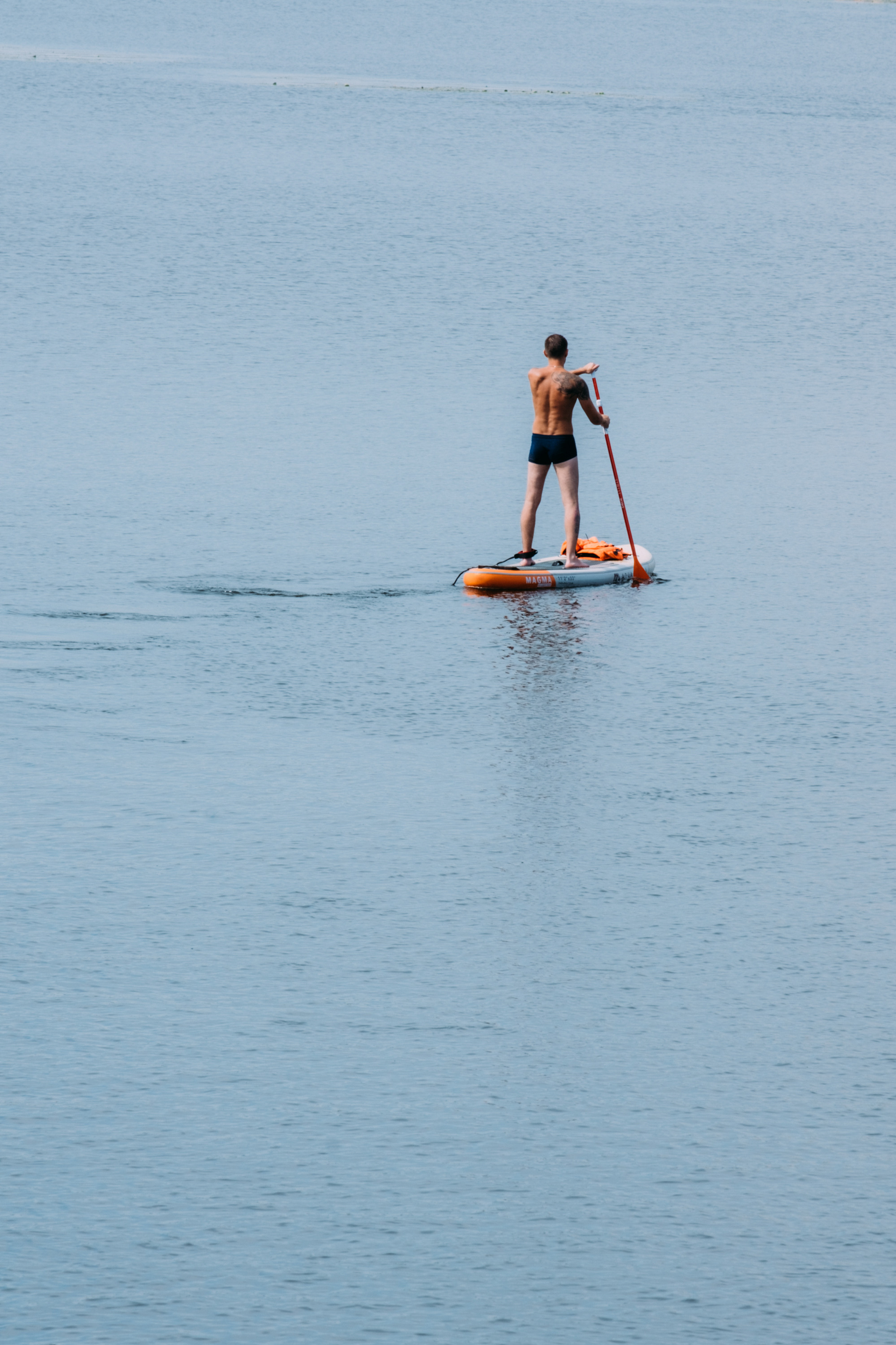 У воды