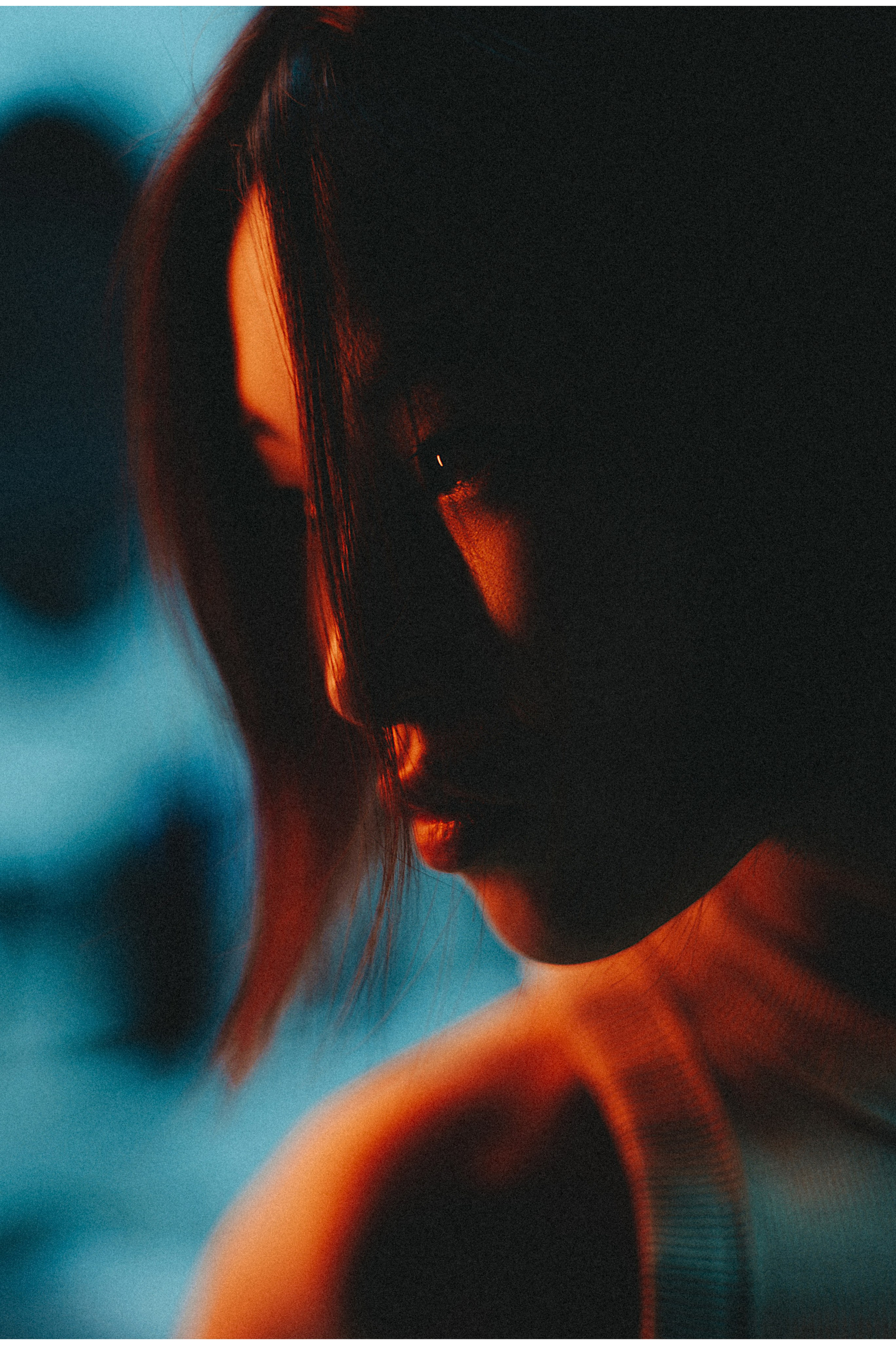 Киношная фотосессия в необычной локации с цветным светом