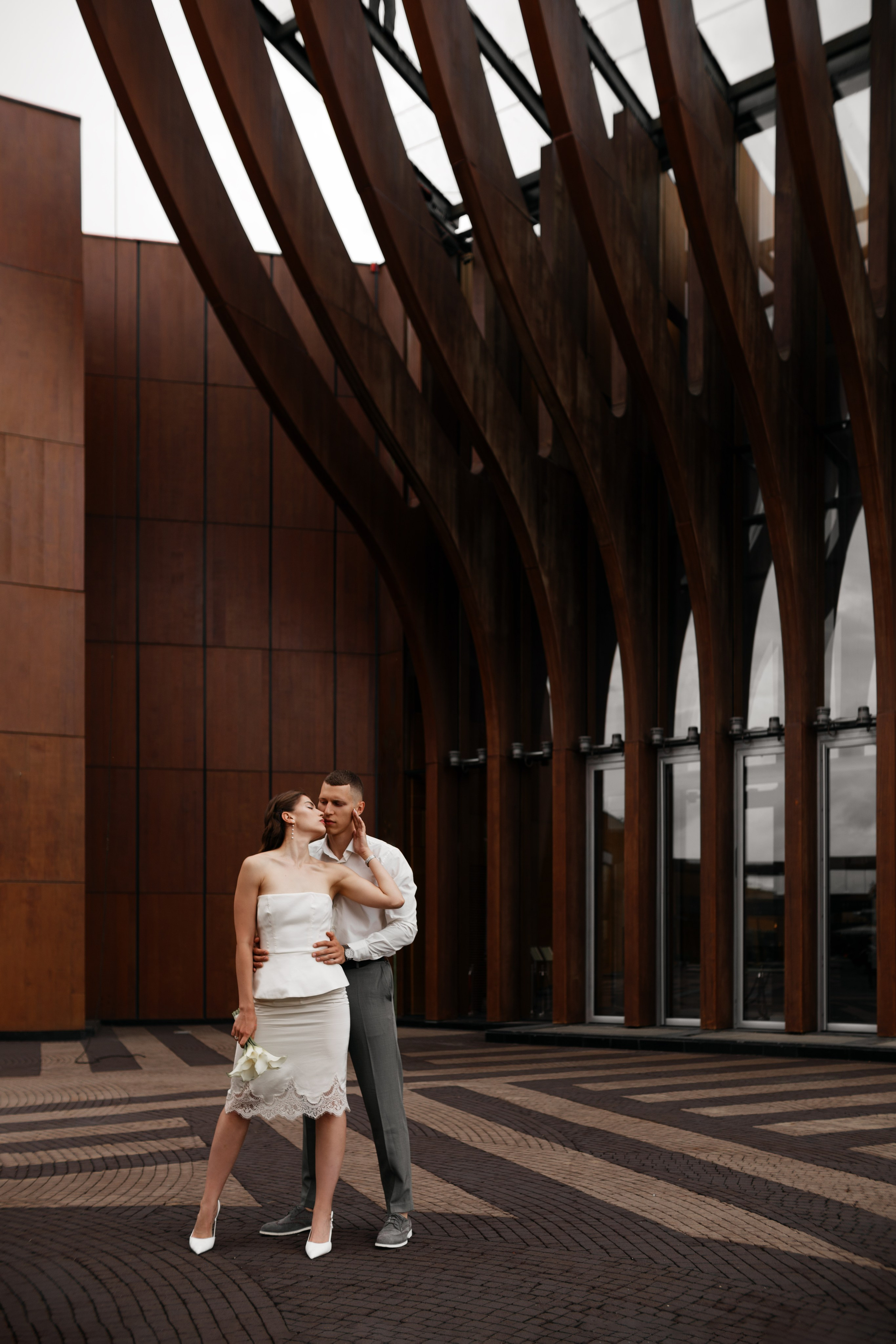  Магия вашего особенного дня: профессиональная свадебная фотосессияХотите сохранить не только эмоции, но и каждую деталь вашего торжества в вечности? Мы создадим для вас незабываемую историю любви в формате потрясающих фотографий!✨ Что вас ждёт:• Индивидуальный подход к каждой паре• Творческий подход и современные техники съёмки• Выбор уникальных локаций (от классических до авторских)• Профессиональная обработка фотографий• Готовые фото через 7-10 дней📸 Особенности съёмки:• Работаем с естественными эмоциями• Создаём атмосферу непринуждённости• Учитываем все ваши пожелания• Используем современное оборудование• Обеспечиваем комфорт во время съёмки👰🤵 Наши локации:• Живописные парки• Исторические здания• Романтичные набережные• Уютные кафе• Авторские декорации💫 В стоимость включено:• 2 часа съёмки• Обработка 15 фотографий• Консультация перед съёмкой• Помощь в выборе образовСоздайте историю вашей любви, которая будет радовать вас долгие годы! Запишитесь на фотосессию прямо сейчас и получите скидку 10% на обработку фотографий.📞 Звоните или пишите в WhatsApp