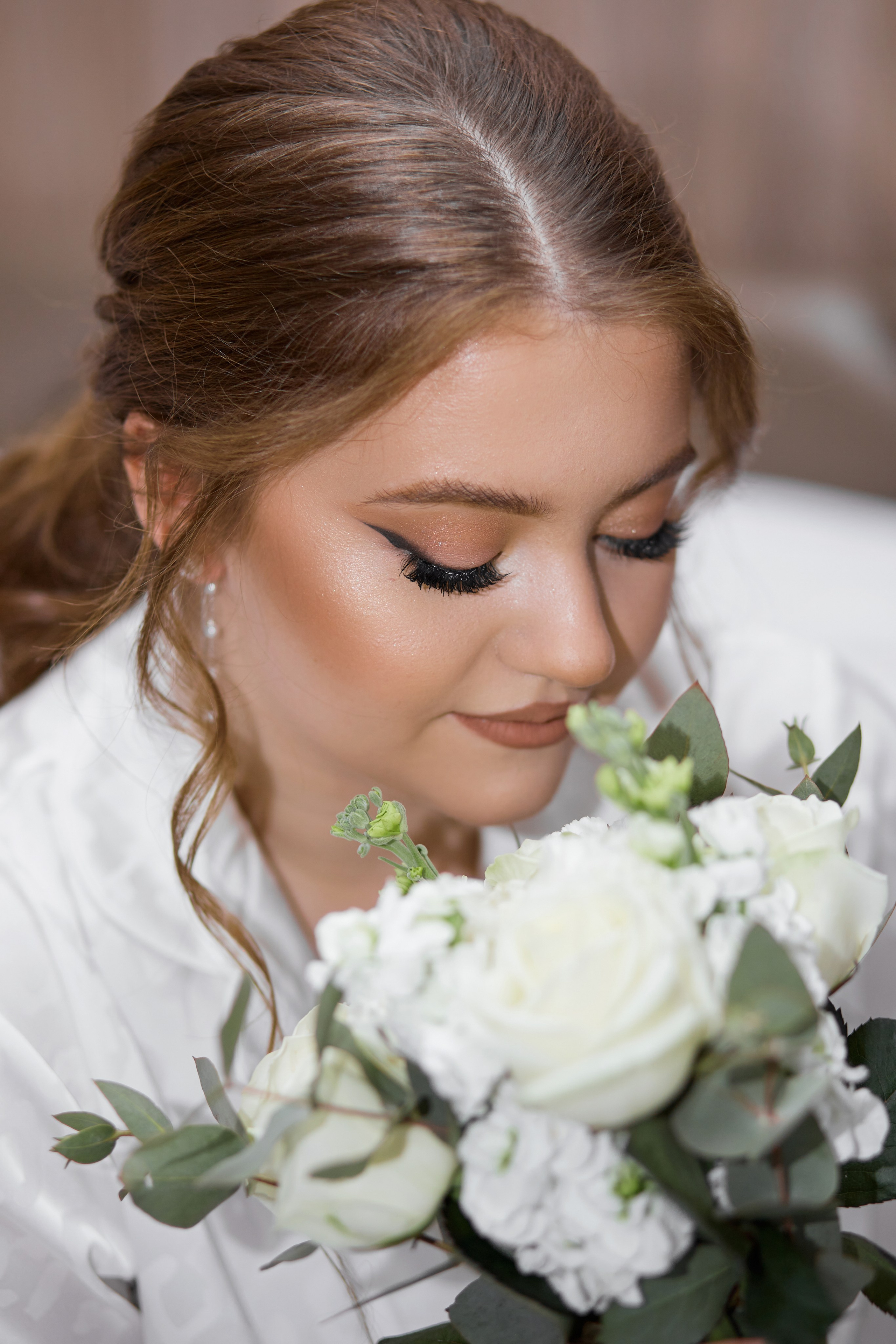  Магия вашего особенного дня: профессиональная свадебная фотосессияХотите сохранить не только эмоции, но и каждую деталь вашего торжества в вечности? Мы создадим для вас незабываемую историю любви в формате потрясающих фотографий!✨ Что вас ждёт:• Индивидуальный подход к каждой паре• Творческий подход и современные техники съёмки• Выбор уникальных локаций (от классических до авторских)• Профессиональная обработка фотографий• Готовые фото через 7-10 дней📸 Особенности съёмки:• Работаем с естественными эмоциями• Создаём атмосферу непринуждённости• Учитываем все ваши пожелания• Используем современное оборудование• Обеспечиваем комфорт во время съёмки👰🤵 Наши локации:• Живописные парки• Исторические здания• Романтичные набережные• Уютные кафе• Авторские декорации💫 В стоимость включено:• 2 часа съёмки• Обработка 15 фотографий• Консультация перед съёмкой• Помощь в выборе образовСоздайте историю вашей любви, которая будет радовать вас долгие годы! Запишитесь на фотосессию прямо сейчас и получите скидку 10% на обработку фотографий.📞 Звоните или пишите в WhatsApp