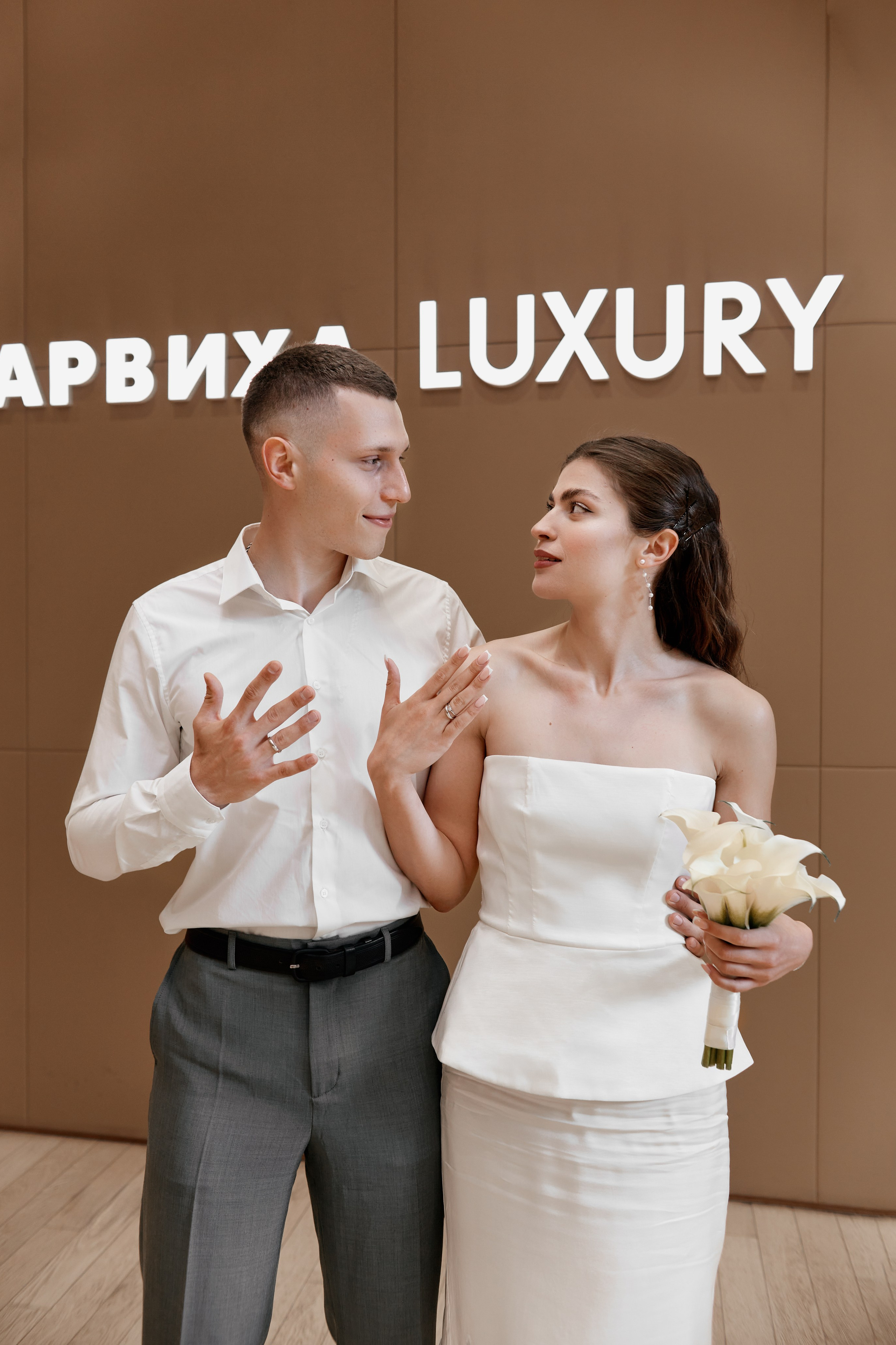  Магия вашего особенного дня: профессиональная свадебная фотосессияХотите сохранить не только эмоции, но и каждую деталь вашего торжества в вечности? Мы создадим для вас незабываемую историю любви в формате потрясающих фотографий!✨ Что вас ждёт:• Индивидуальный подход к каждой паре• Творческий подход и современные техники съёмки• Выбор уникальных локаций (от классических до авторских)• Профессиональная обработка фотографий• Готовые фото через 7-10 дней📸 Особенности съёмки:• Работаем с естественными эмоциями• Создаём атмосферу непринуждённости• Учитываем все ваши пожелания• Используем современное оборудование• Обеспечиваем комфорт во время съёмки👰🤵 Наши локации:• Живописные парки• Исторические здания• Романтичные набережные• Уютные кафе• Авторские декорации💫 В стоимость включено:• 2 часа съёмки• Обработка 15 фотографий• Консультация перед съёмкой• Помощь в выборе образовСоздайте историю вашей любви, которая будет радовать вас долгие годы! Запишитесь на фотосессию прямо сейчас и получите скидку 10% на обработку фотографий.📞 Звоните или пишите в WhatsApp