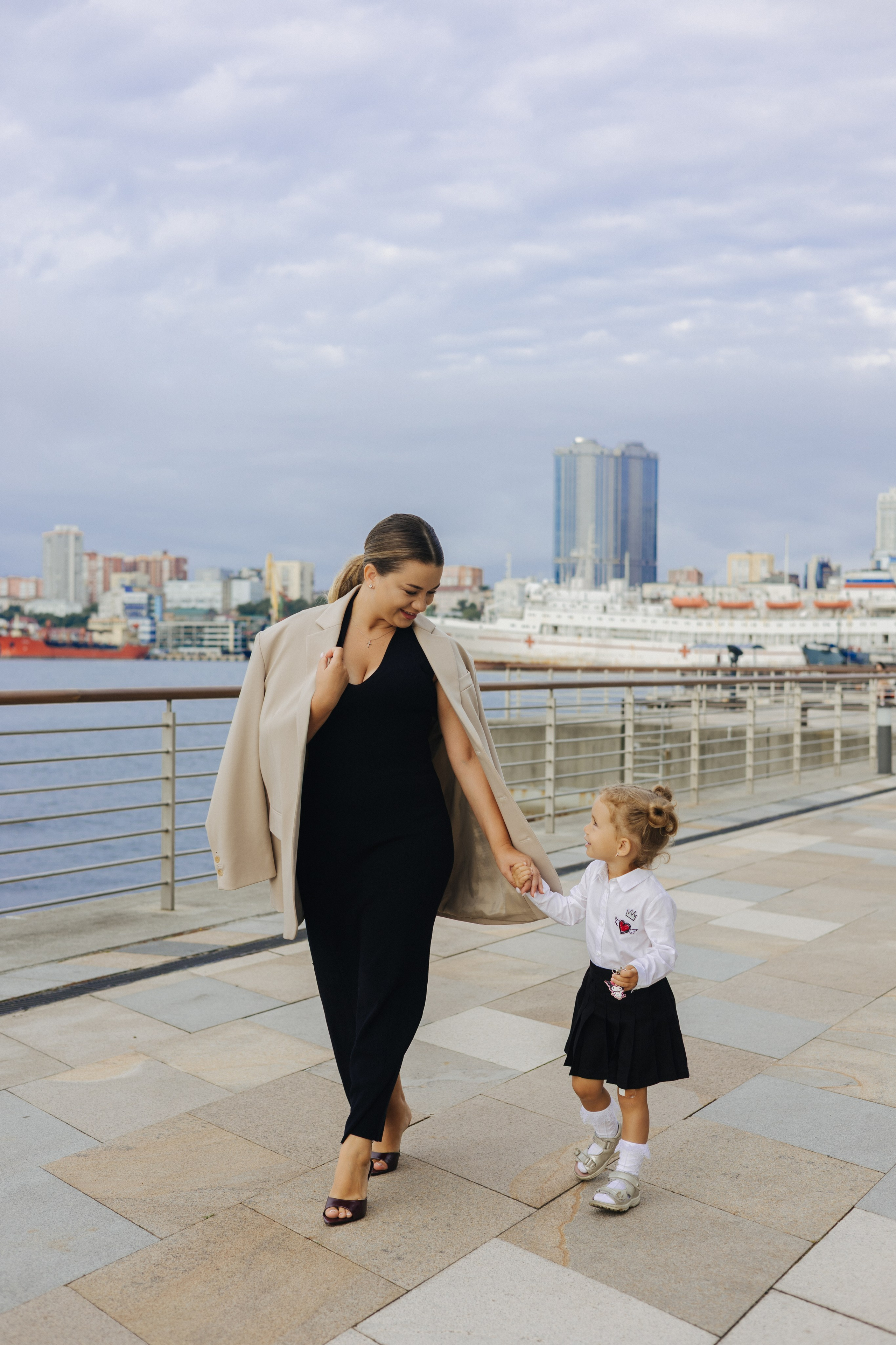 Эмилия с&nbsp;мамой