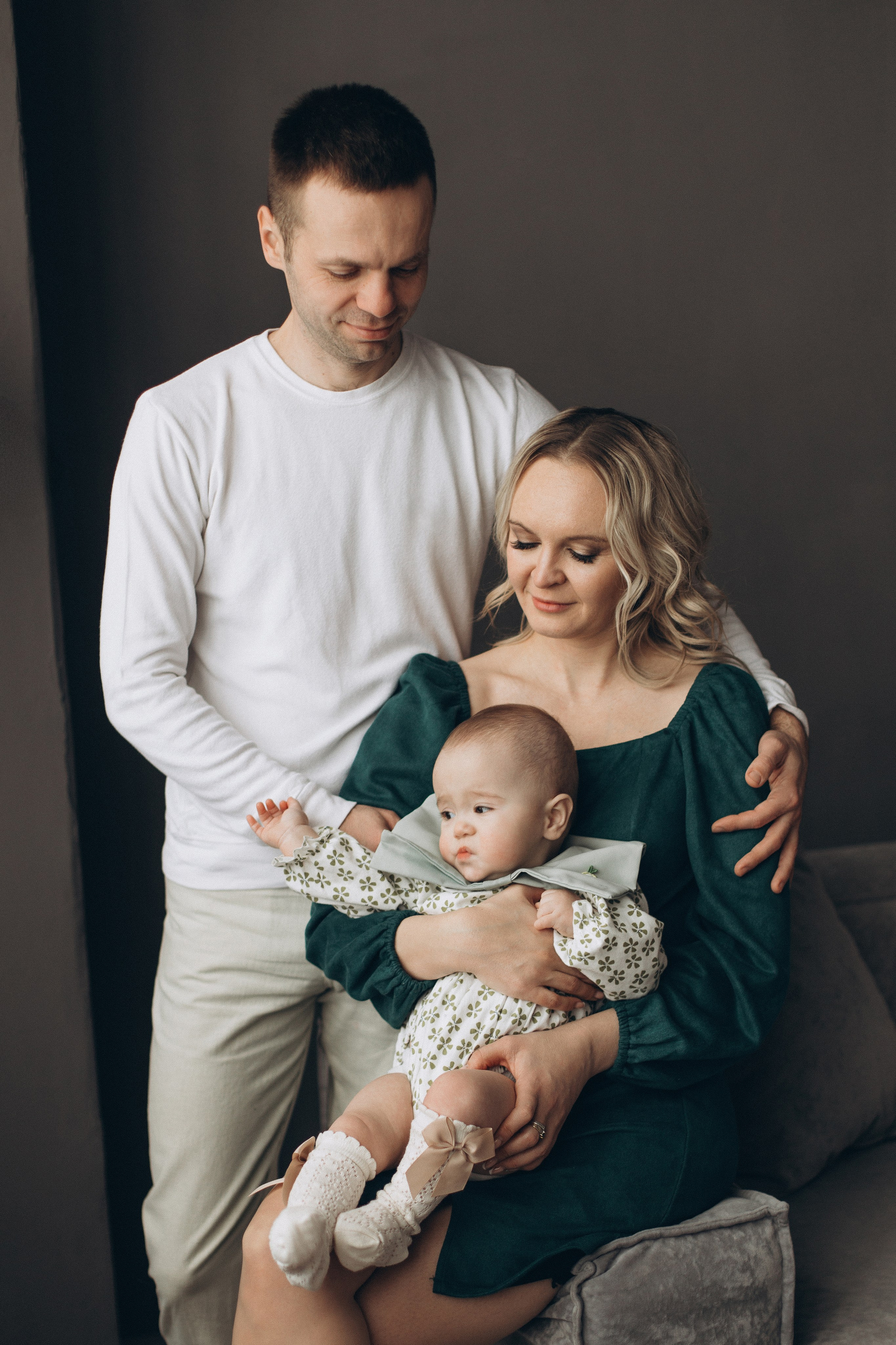 Семейная съемка с малышом в студии. Семейный фотограф в Чехове