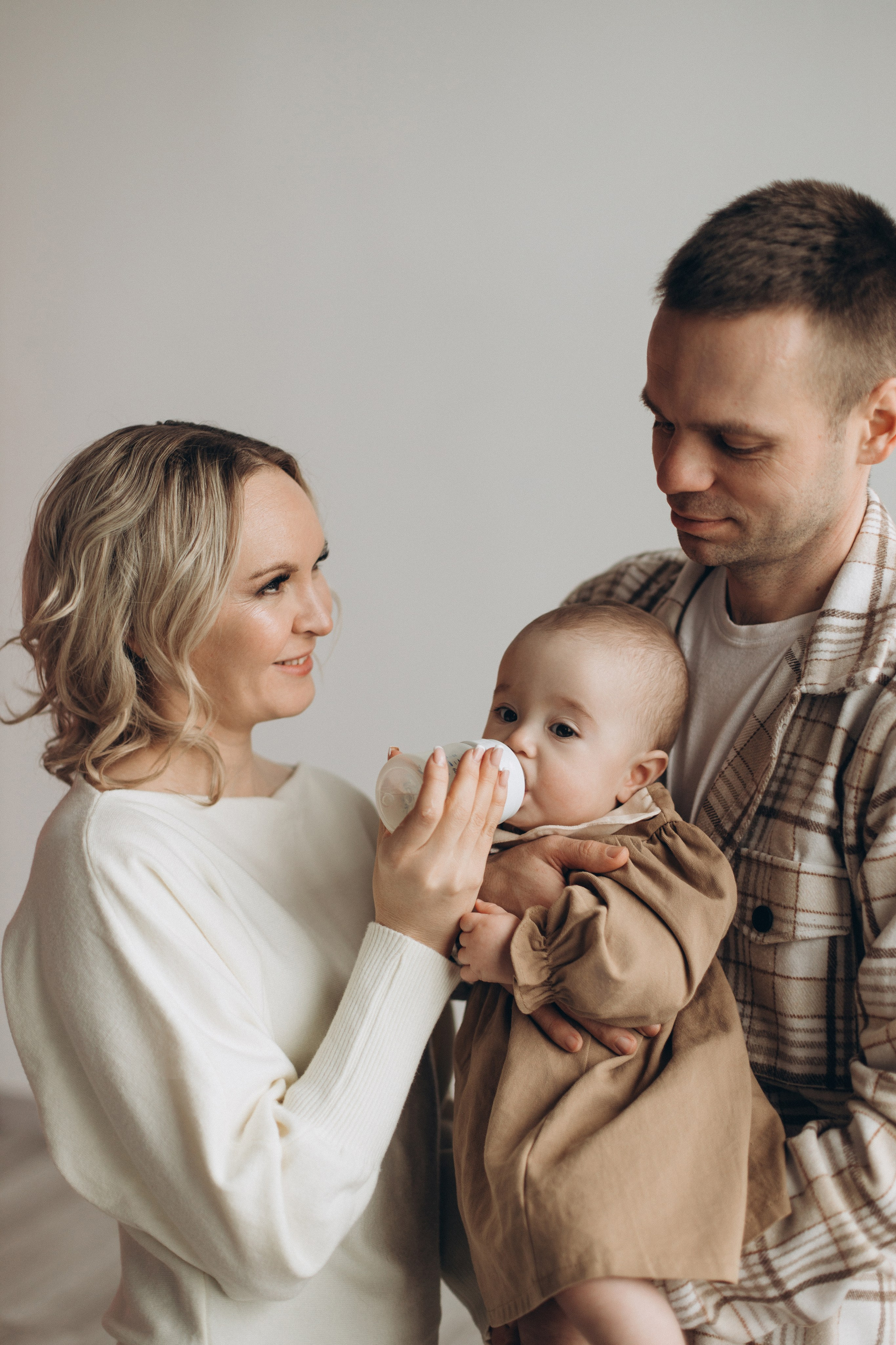 Семейная съемка с малышом в студии. Семейный фотограф в Чехове